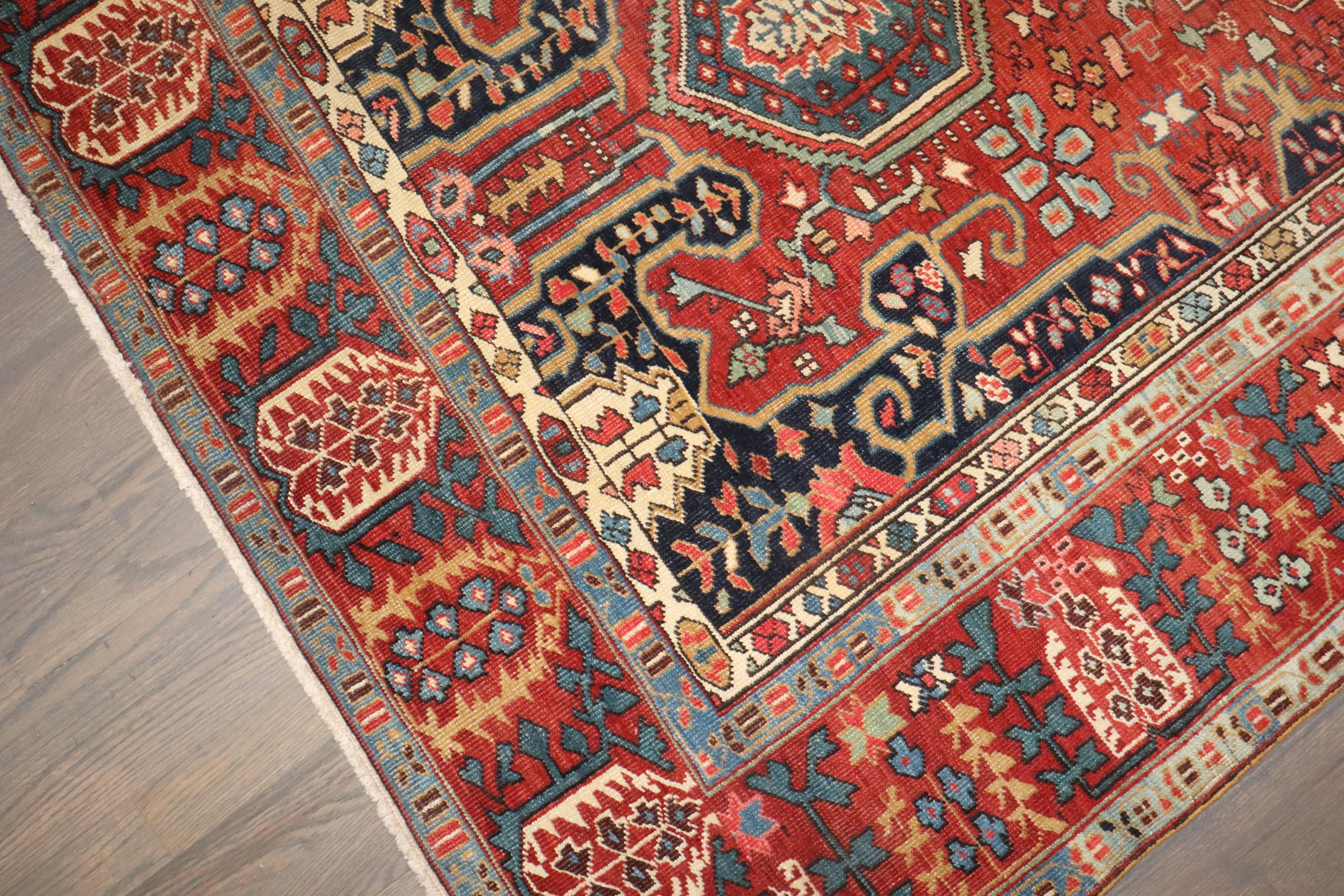 William and Mary Tapis persan Serapi ancien de la collection Zabihi en vente