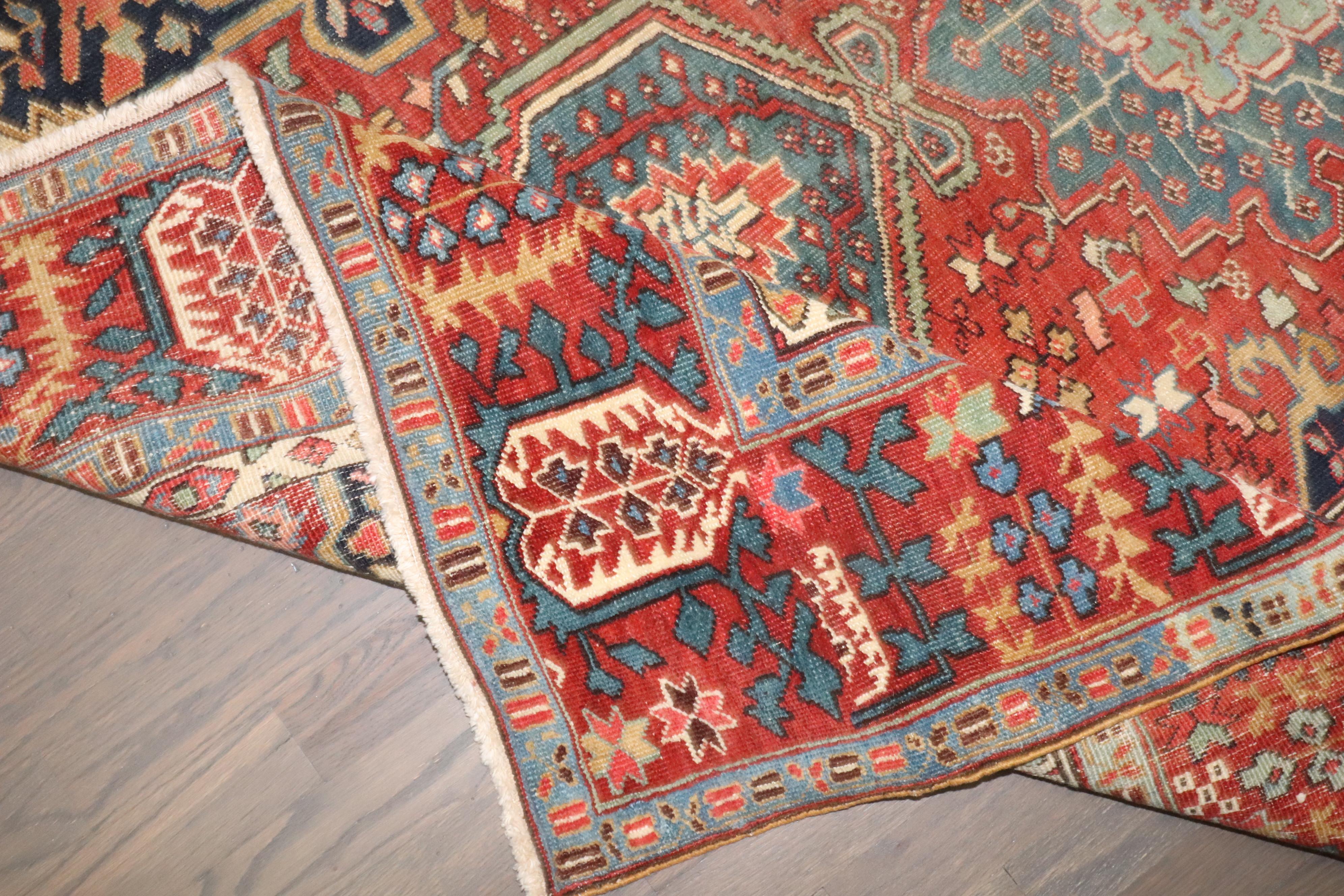 Perse Tapis persan Serapi ancien de la collection Zabihi en vente