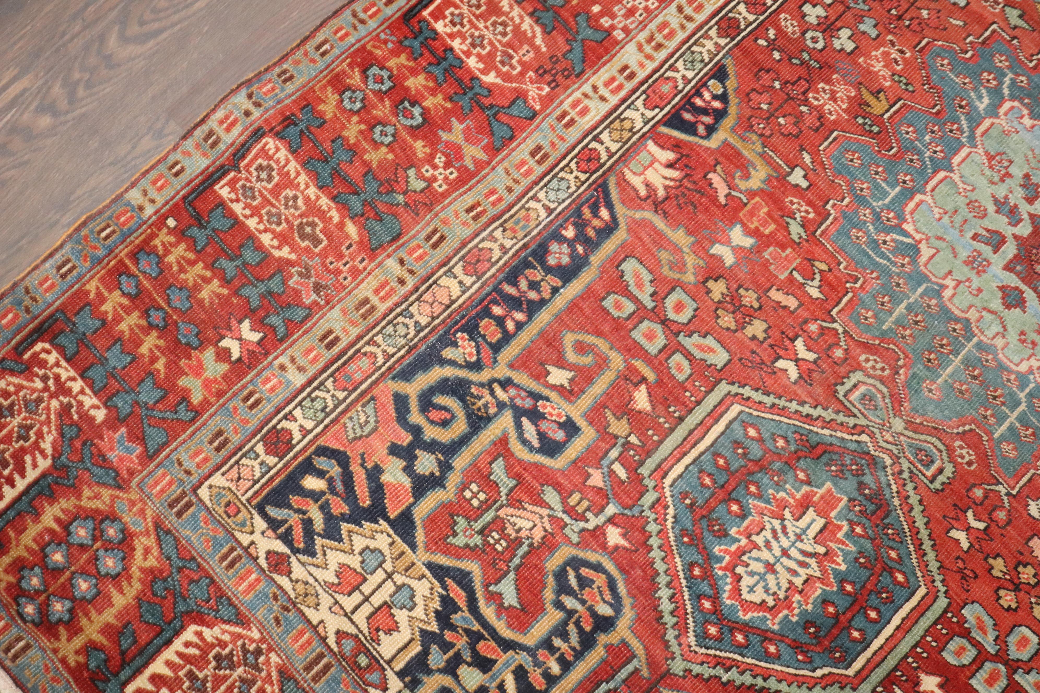 Tissé à la main Tapis persan Serapi ancien de la collection Zabihi en vente