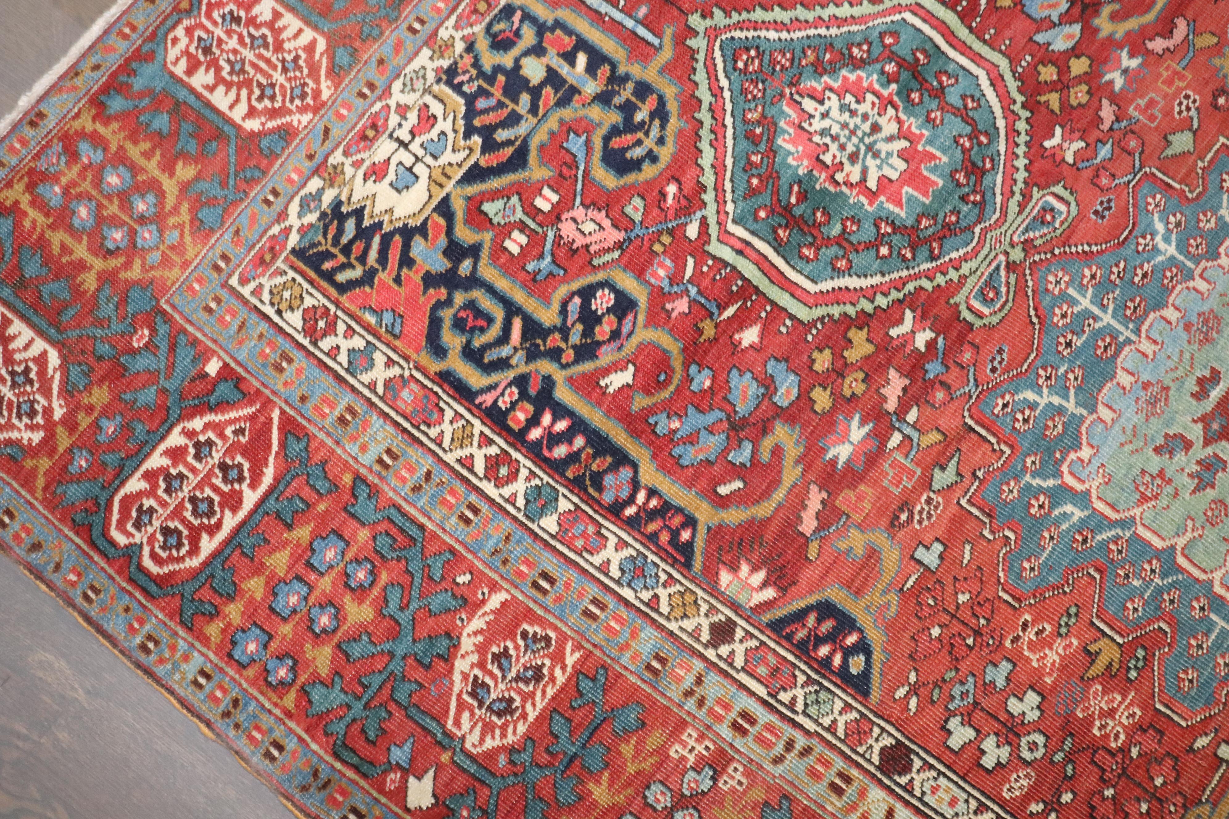 Laine Tapis persan Serapi ancien de la collection Zabihi en vente