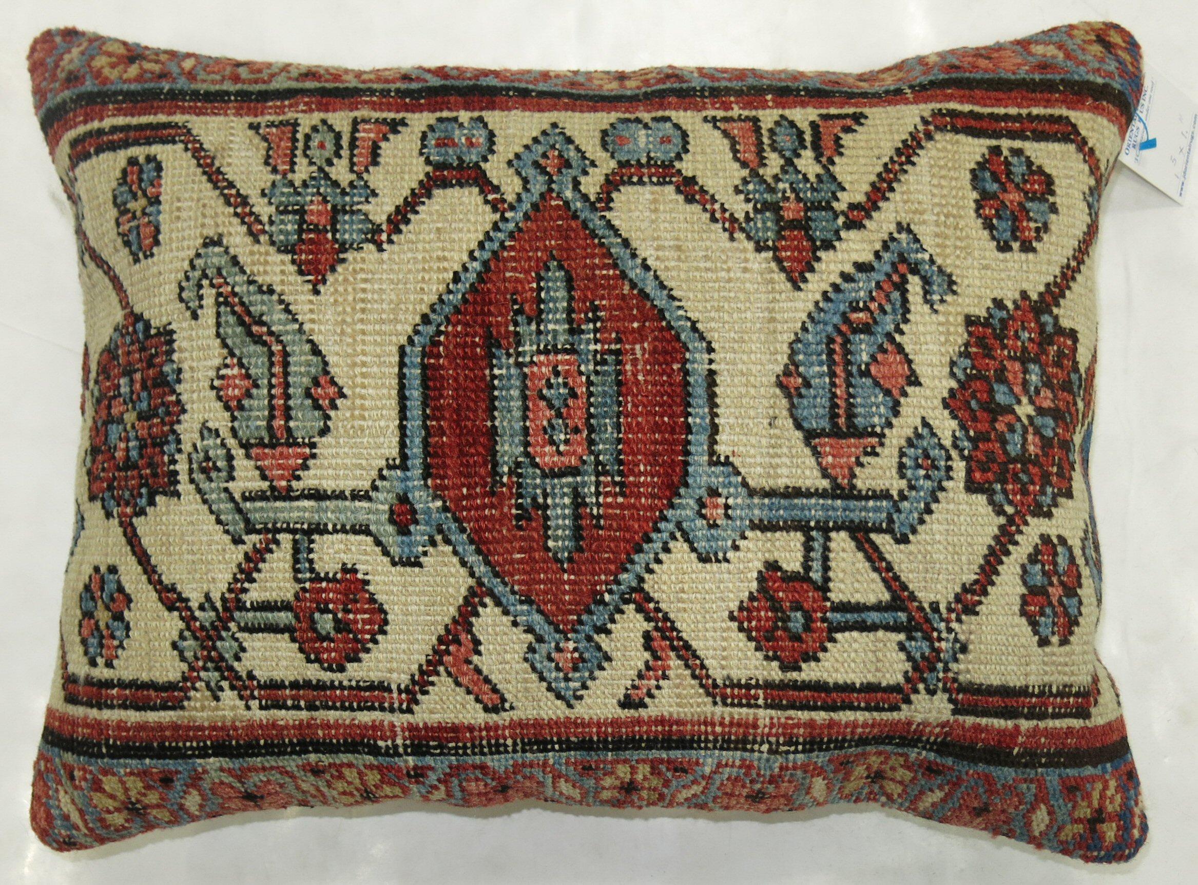 Cuscino realizzato con un tappeto persiano Serapi di alta qualità. Medaglione avorio con accenti rosso mattone, blu e marrone

Misure: 17