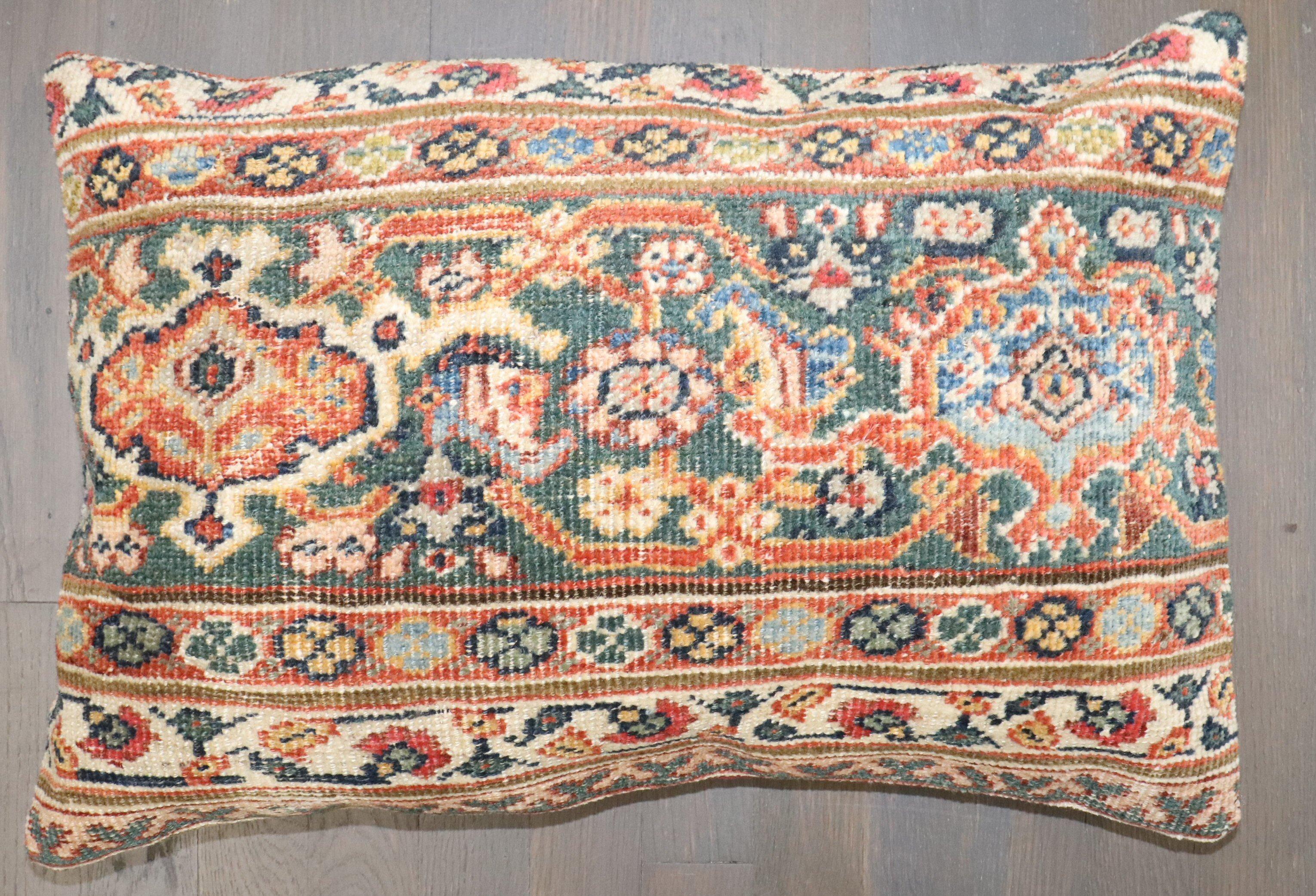 Cuscino ricavato da un antico tappeto persiano Sultanabad Rugs con retro in cotone.

Misure: 16'' x 23''.