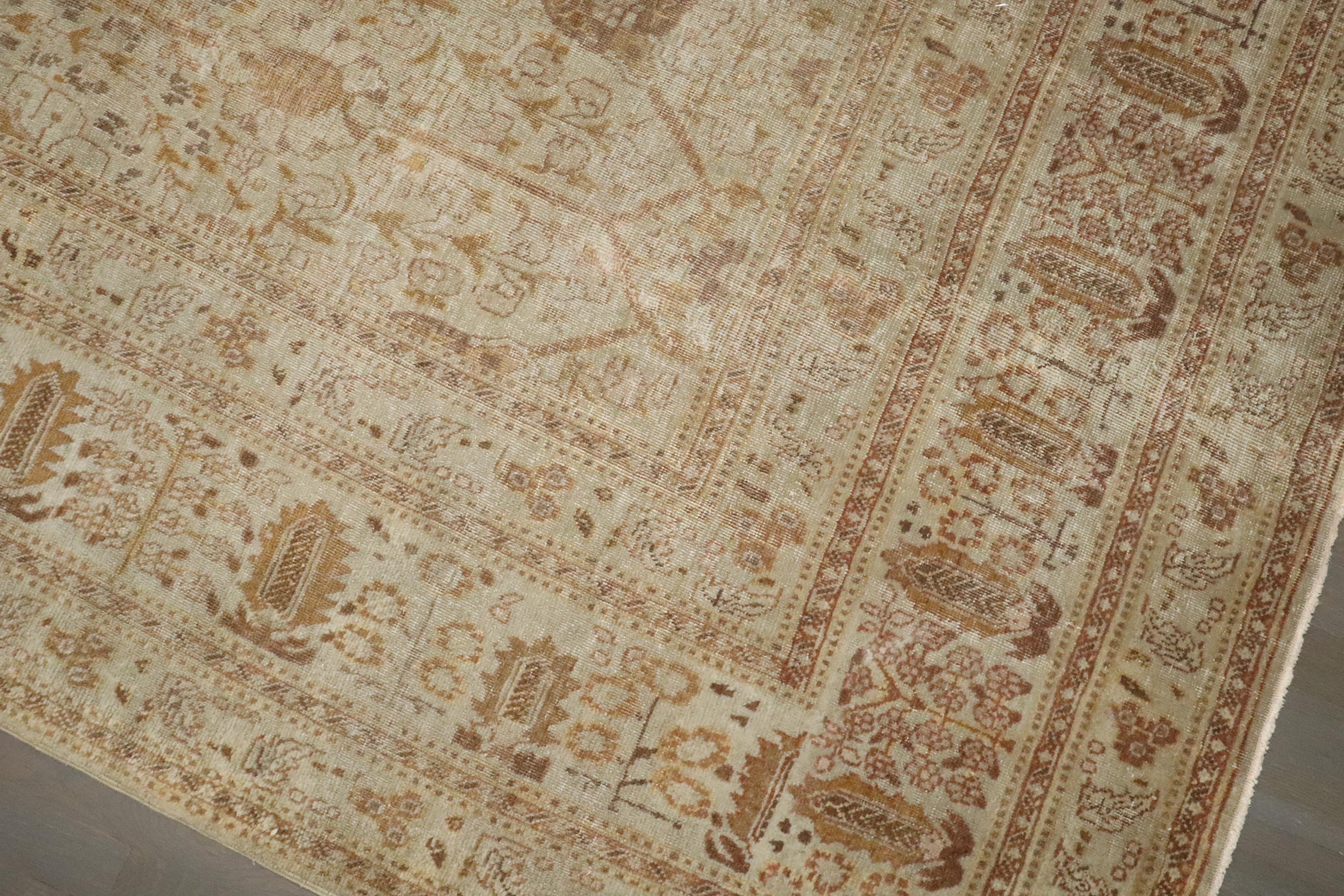 Tabriz persan du début du XXe siècle avec un motif all-over. Beige, marron, touches de terre d'ombre.

Mesures : 9'2