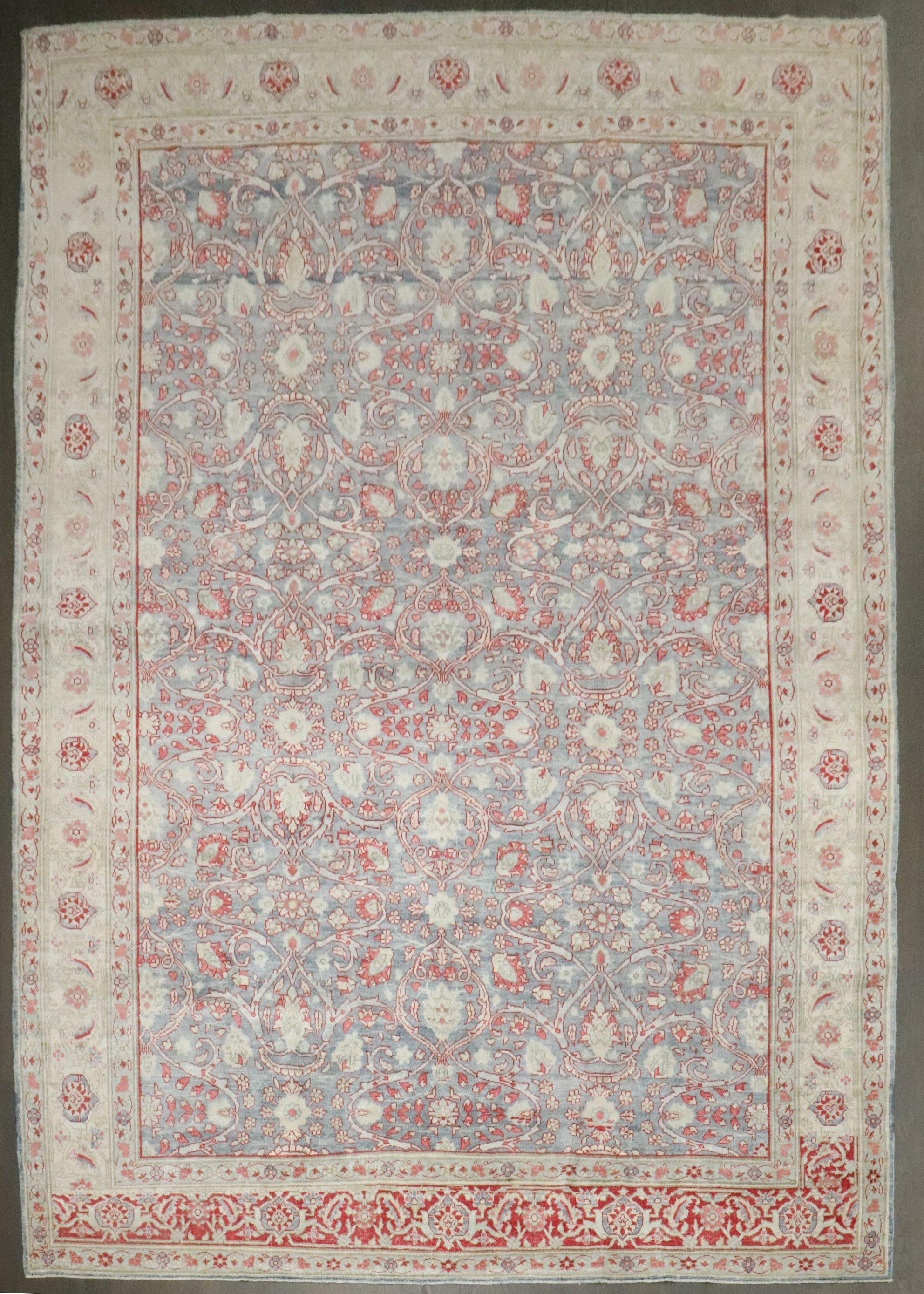 Tapis persan Tabriz des années 1920. 1 extrémité de la bordure est en laine rouge. le reste de la bordure est en ivoire. Fait intentionnellement par le tisserand

rug no.	j4097
taille	9'2'' x 12' 4