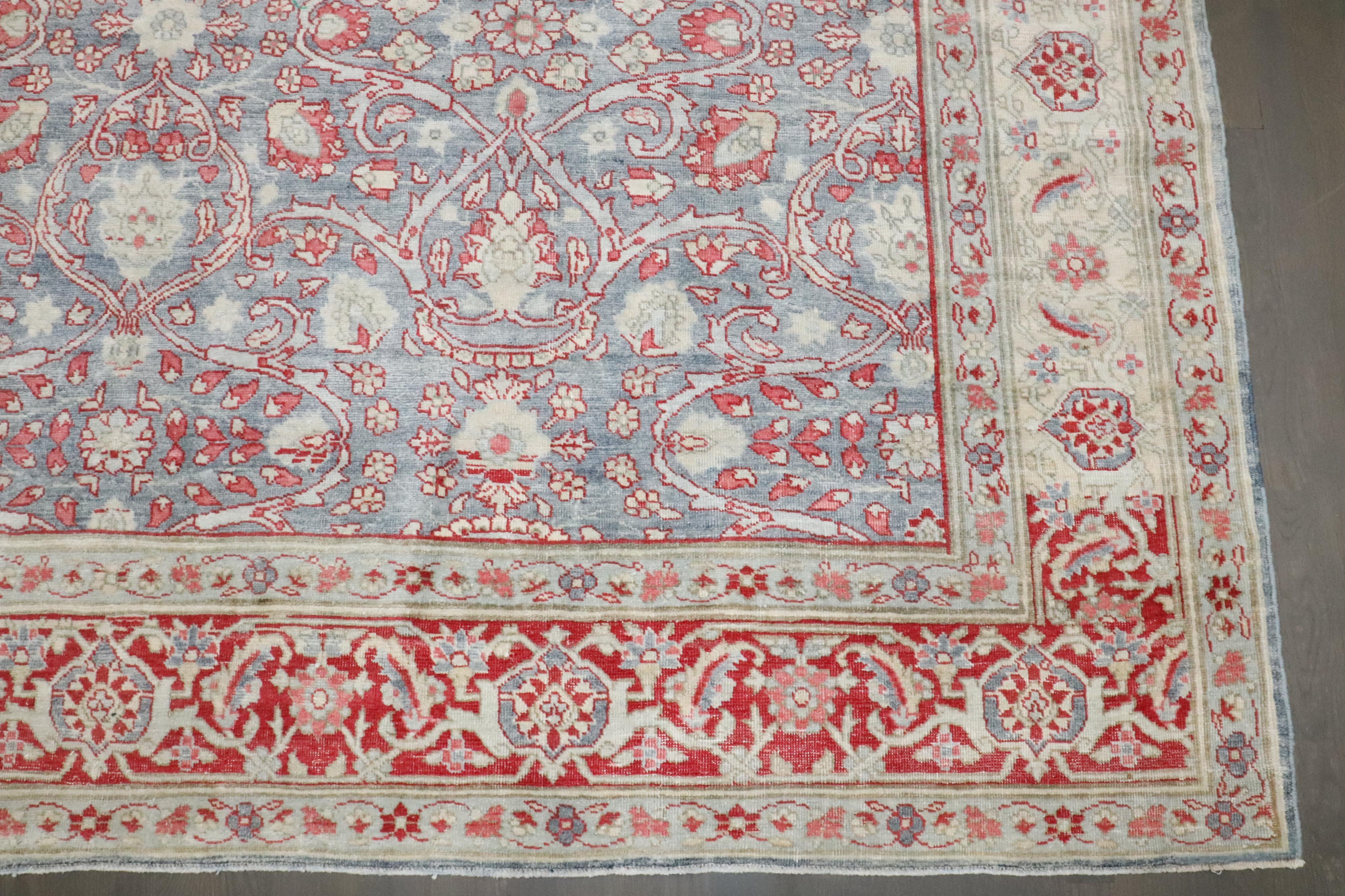 Noué à la main Tapis persan ancien de la collection Zabihi de Tabriz en vente
