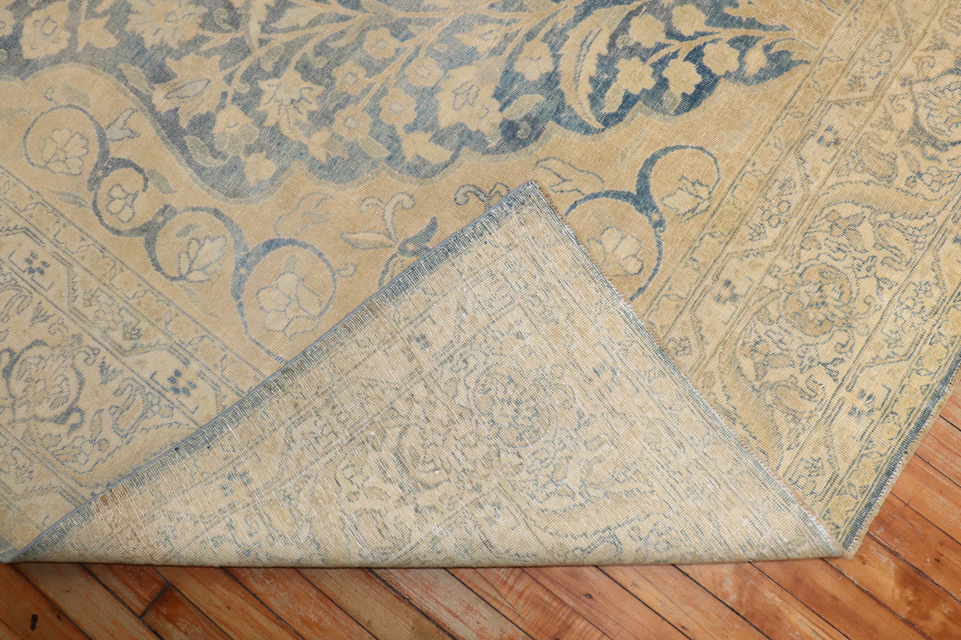 Un Tabriz persiano del secondo quarto del secolo in blu e oro

Misure: 8'2'' x 11'4''.