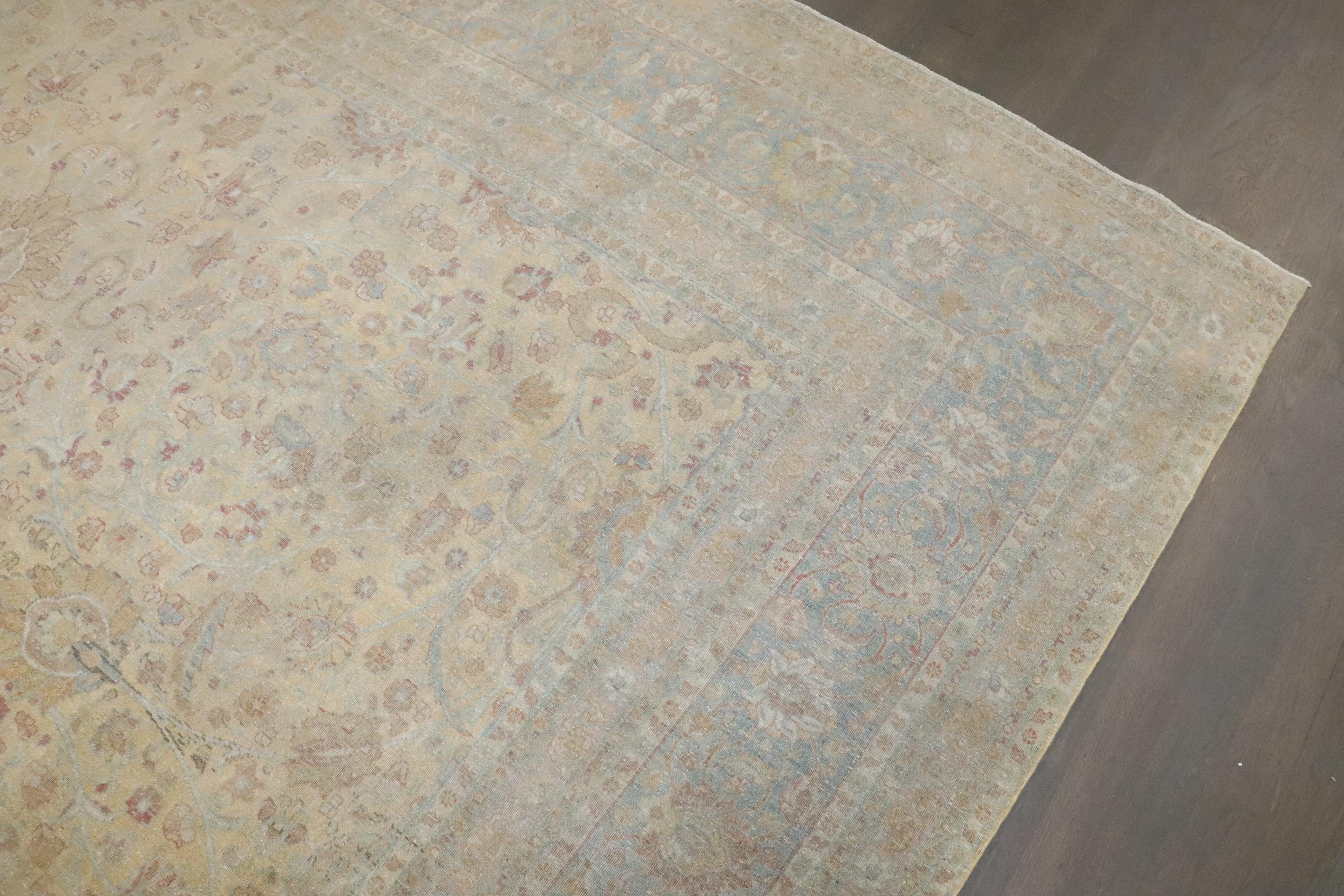 Tappeto Tabriz antico persiano della collezione Zabihi In condizioni buone in vendita a New York, NY
