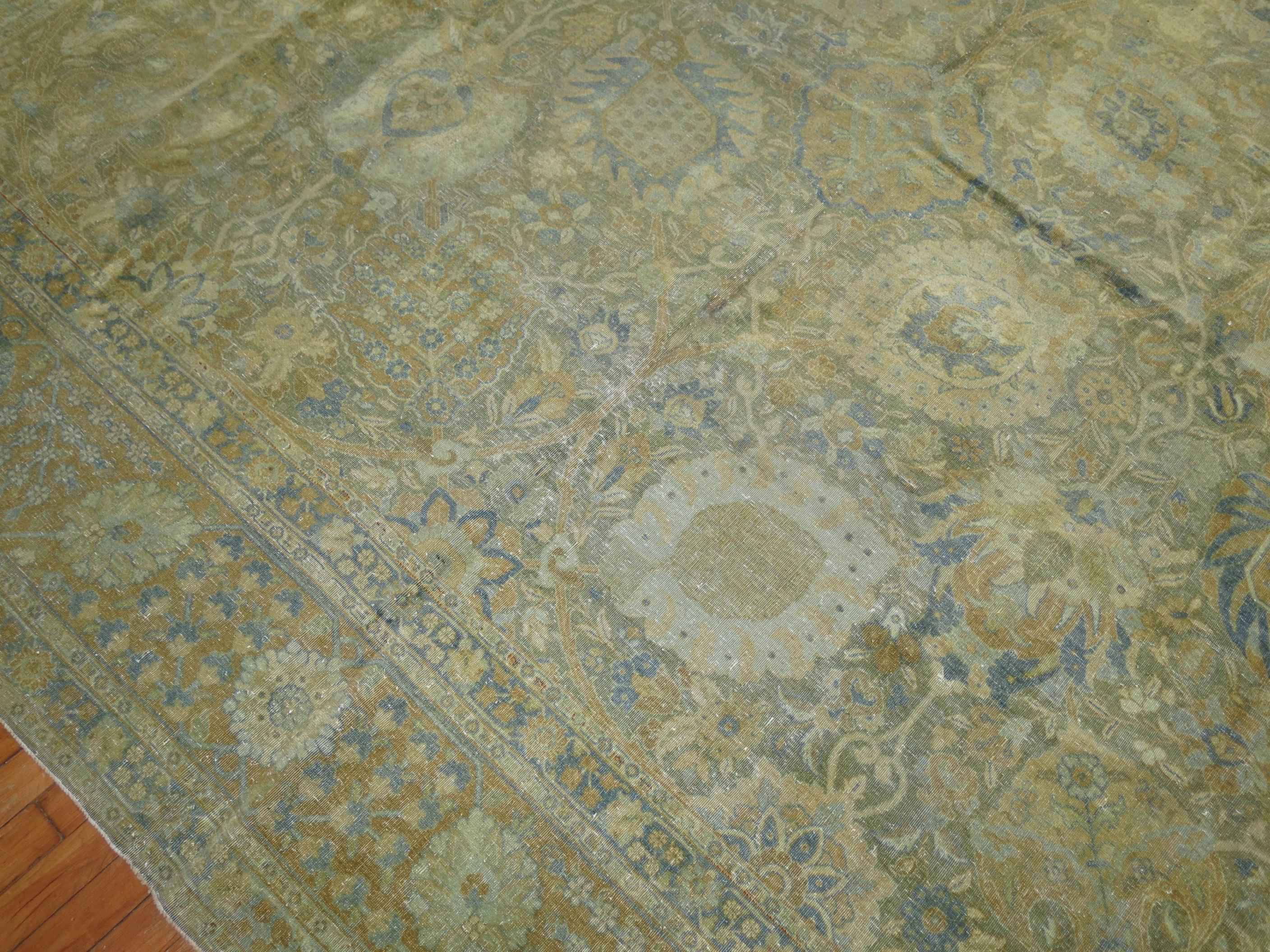 Zabihi Kollektion Antiker persischer Täbris getragener Teppich in Zimmergröße (Amerikanisch Kolonial) im Angebot