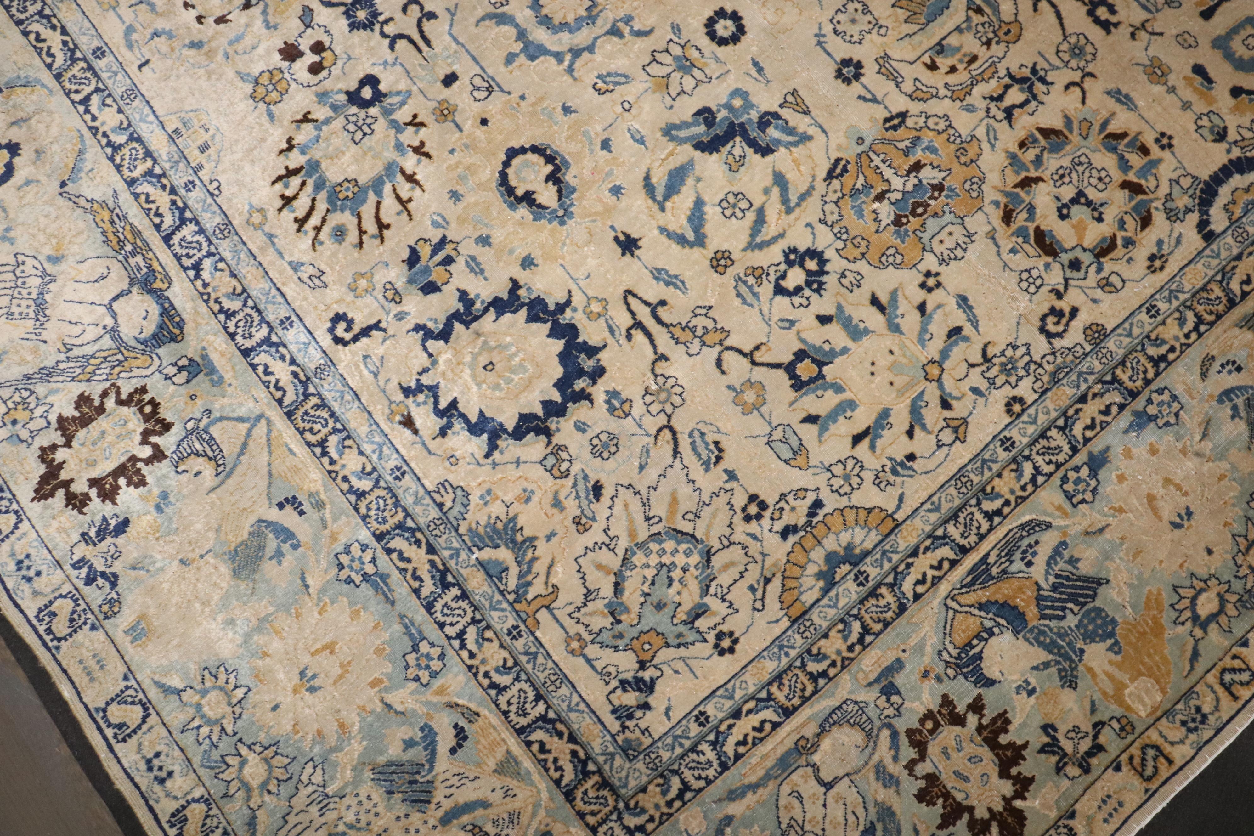 Authentique Tabriz persan du début du 20e siècle, de couleur terre, avec une bordure picturale représentant des anges mystérieux. Superbe couleur, qualité, état et patine. Principalement blanc et bleu

6'6'' x 10'2''