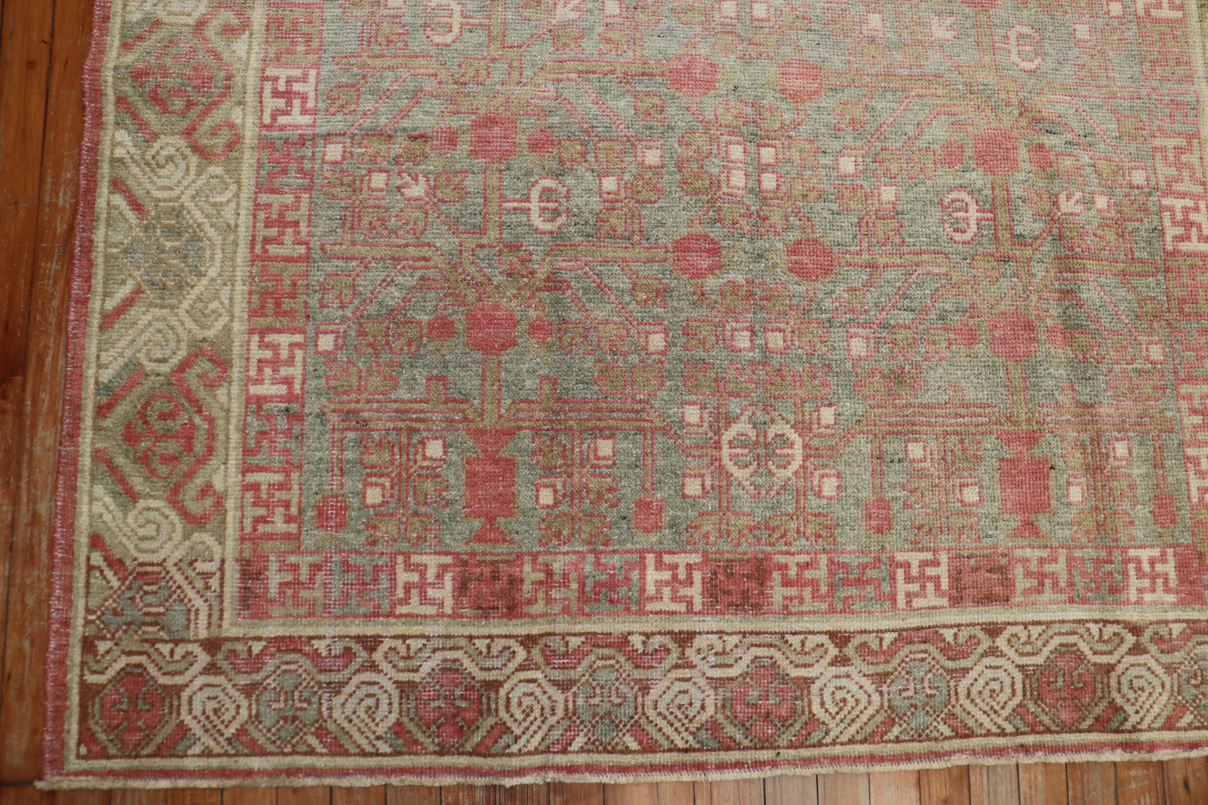 Zabihi Collection Antique Pomegranate Small Khotan Gallery Rug im Angebot 4