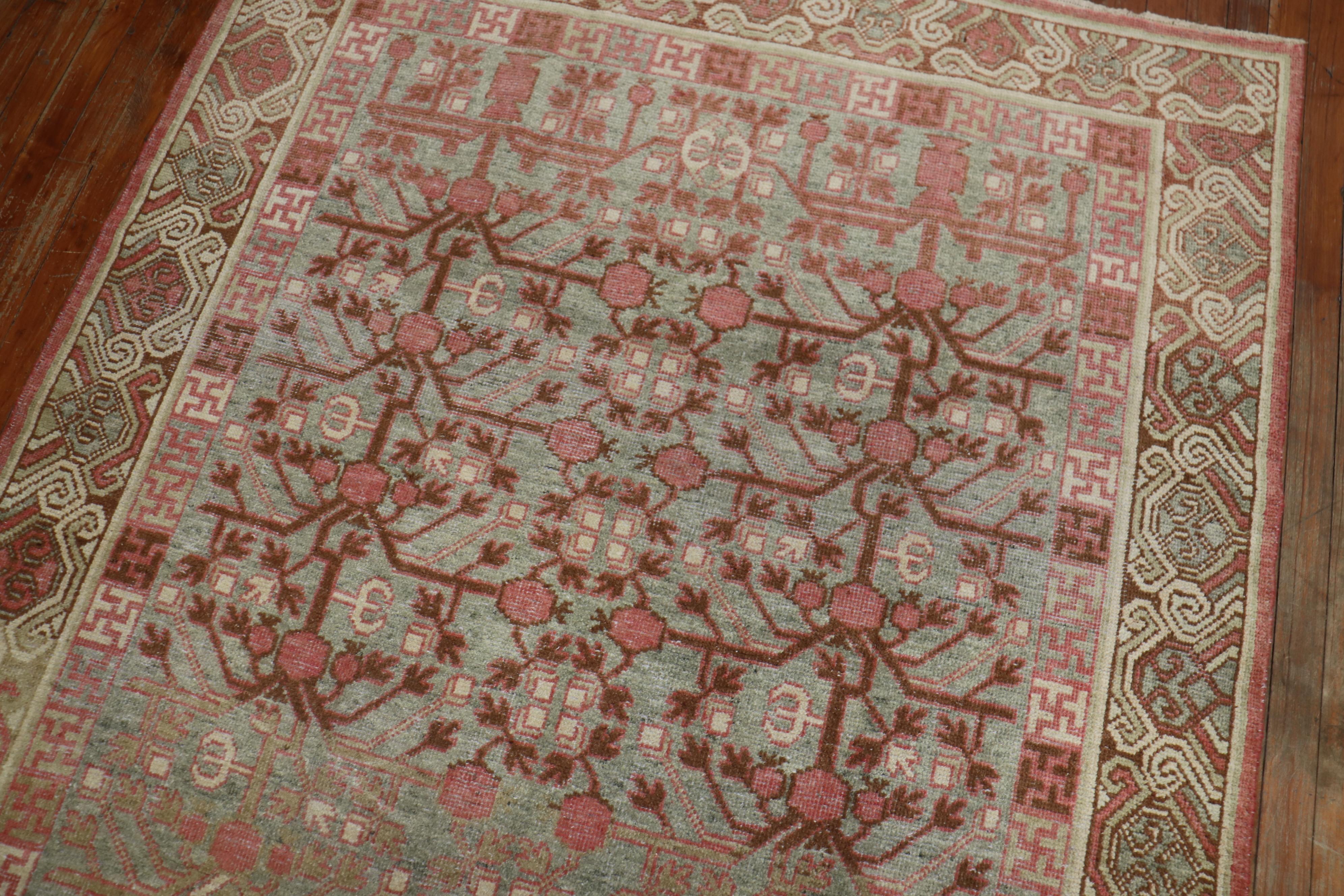 Zabihi Collection Antique Pomegranate Small Khotan Gallery Rug (Ostturkestanisch) im Angebot