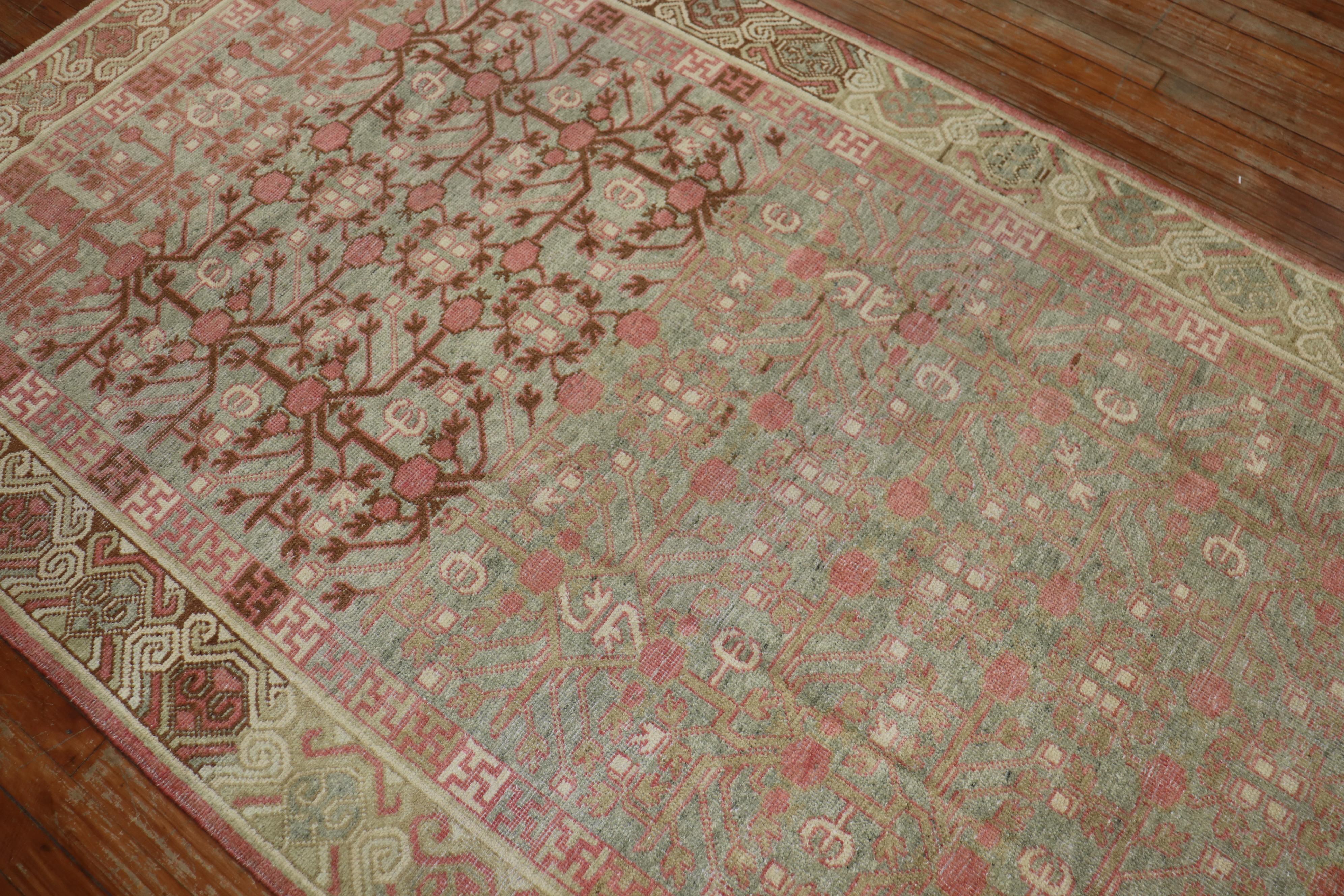 Zabihi Collection Antique Pomegranate Small Khotan Gallery Rug (Wolle) im Angebot