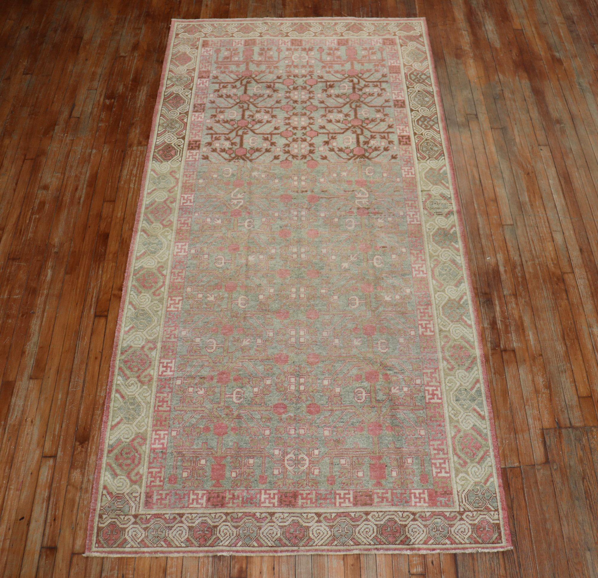 Zabihi Collection Antique Pomegranate Small Khotan Gallery Rug im Angebot 2