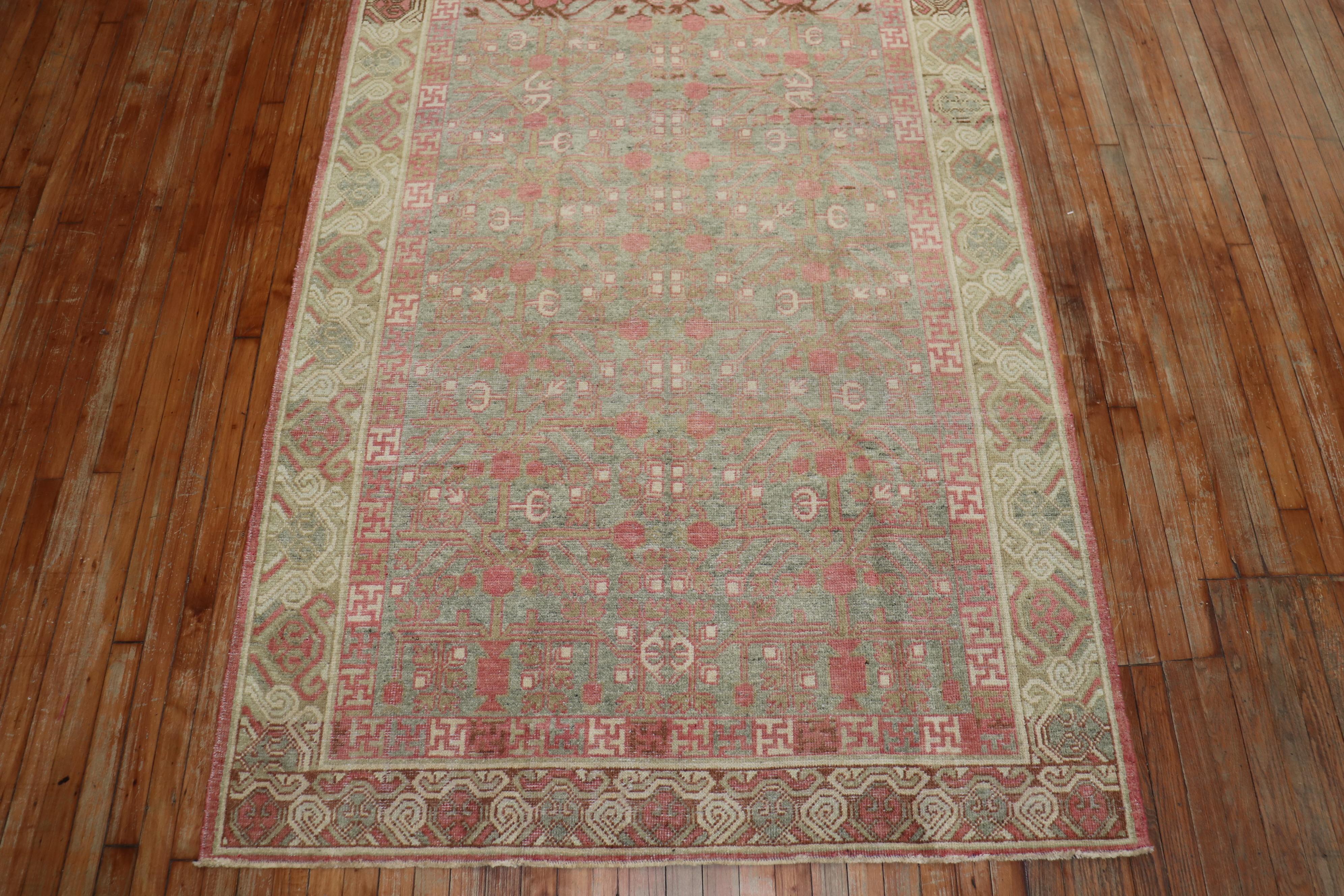 Zabihi Collection Antique Pomegranate Small Khotan Gallery Rug im Angebot 3
