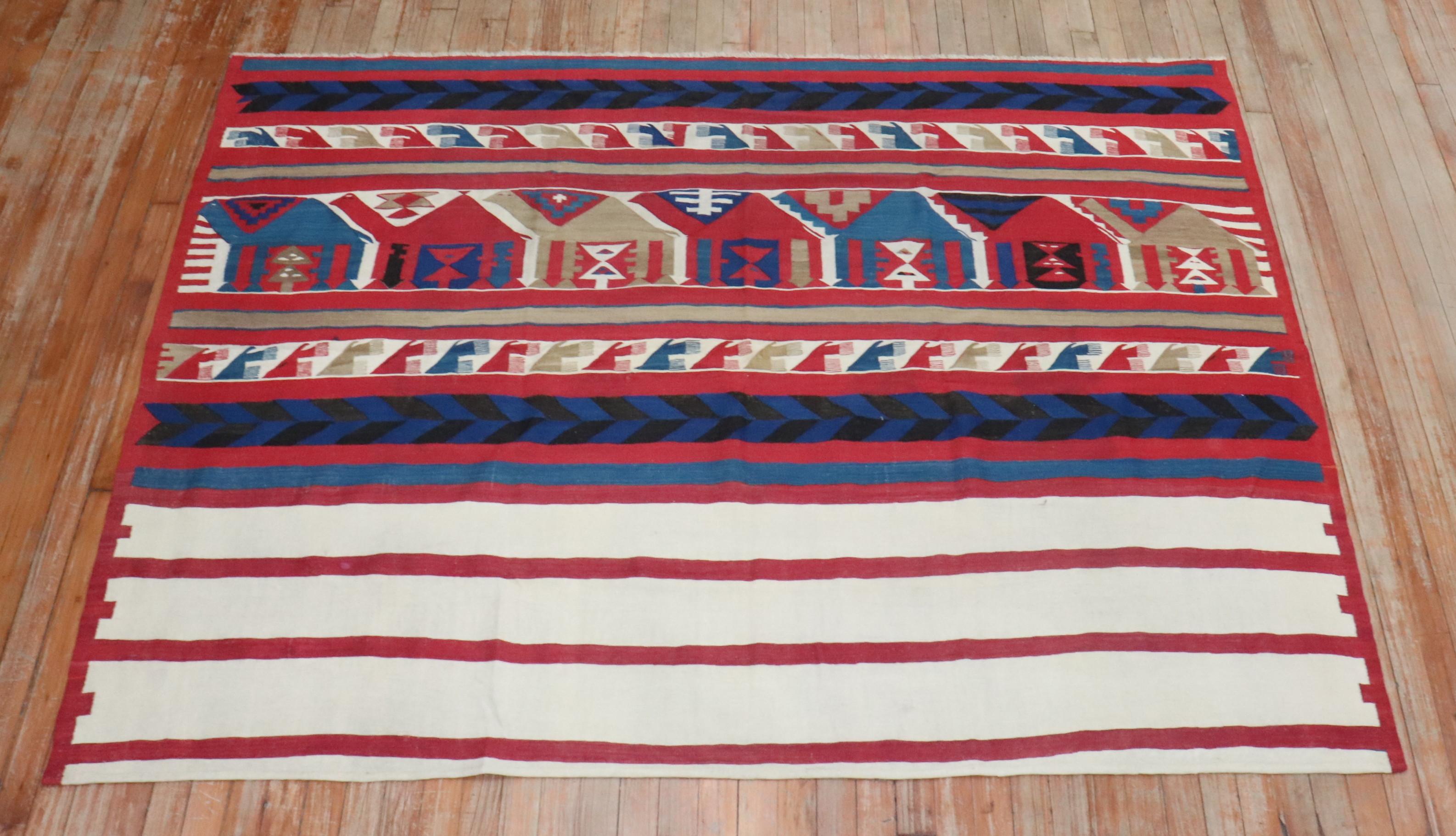 Un bel exemple de tapis Kilim persan à tissage plat du début du 20e siècle.

5'2'' x 6'11''