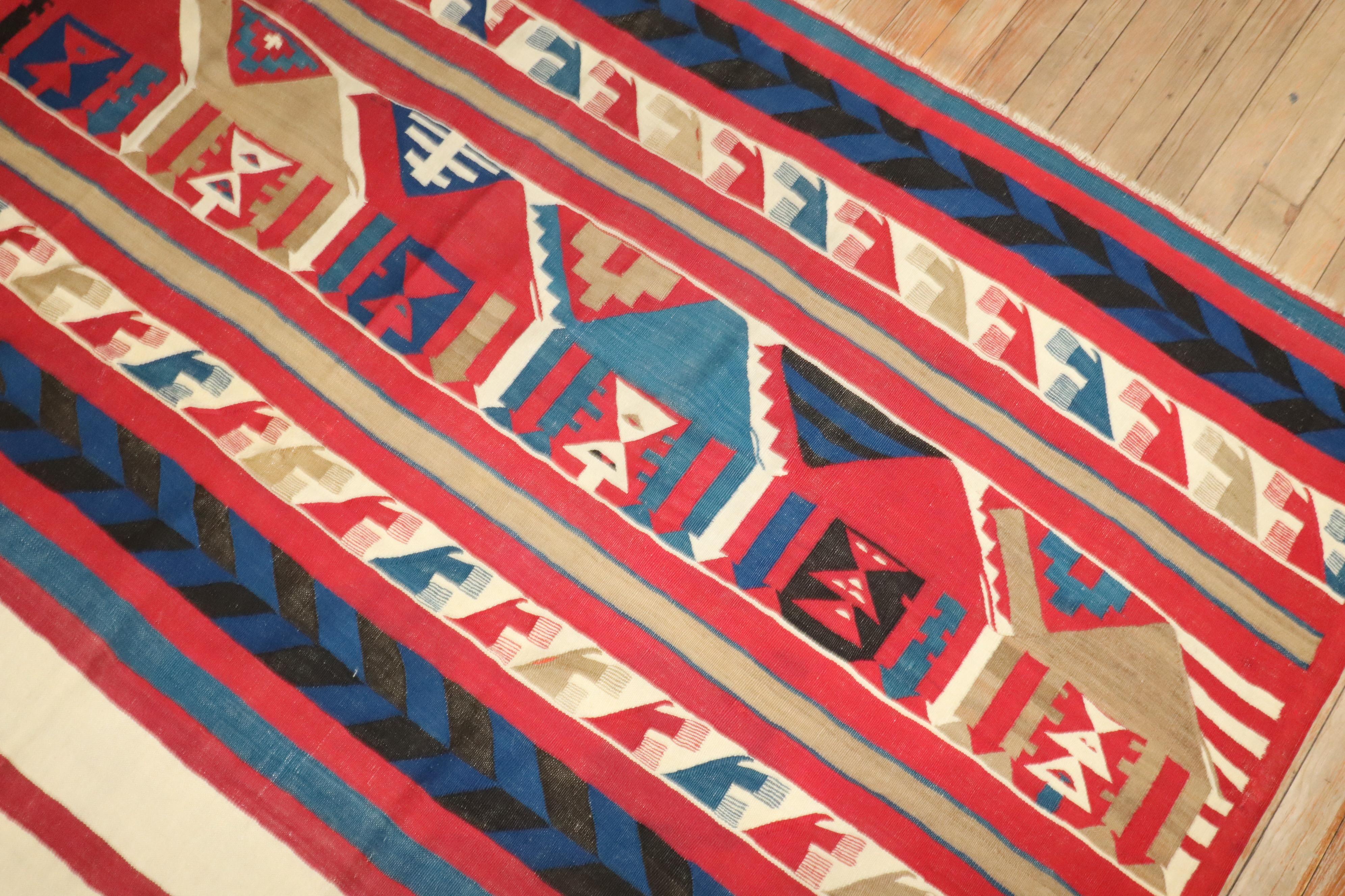 Tapis Kilim tribal persan carré antique de la collection Zabihi Bon état - En vente à New York, NY