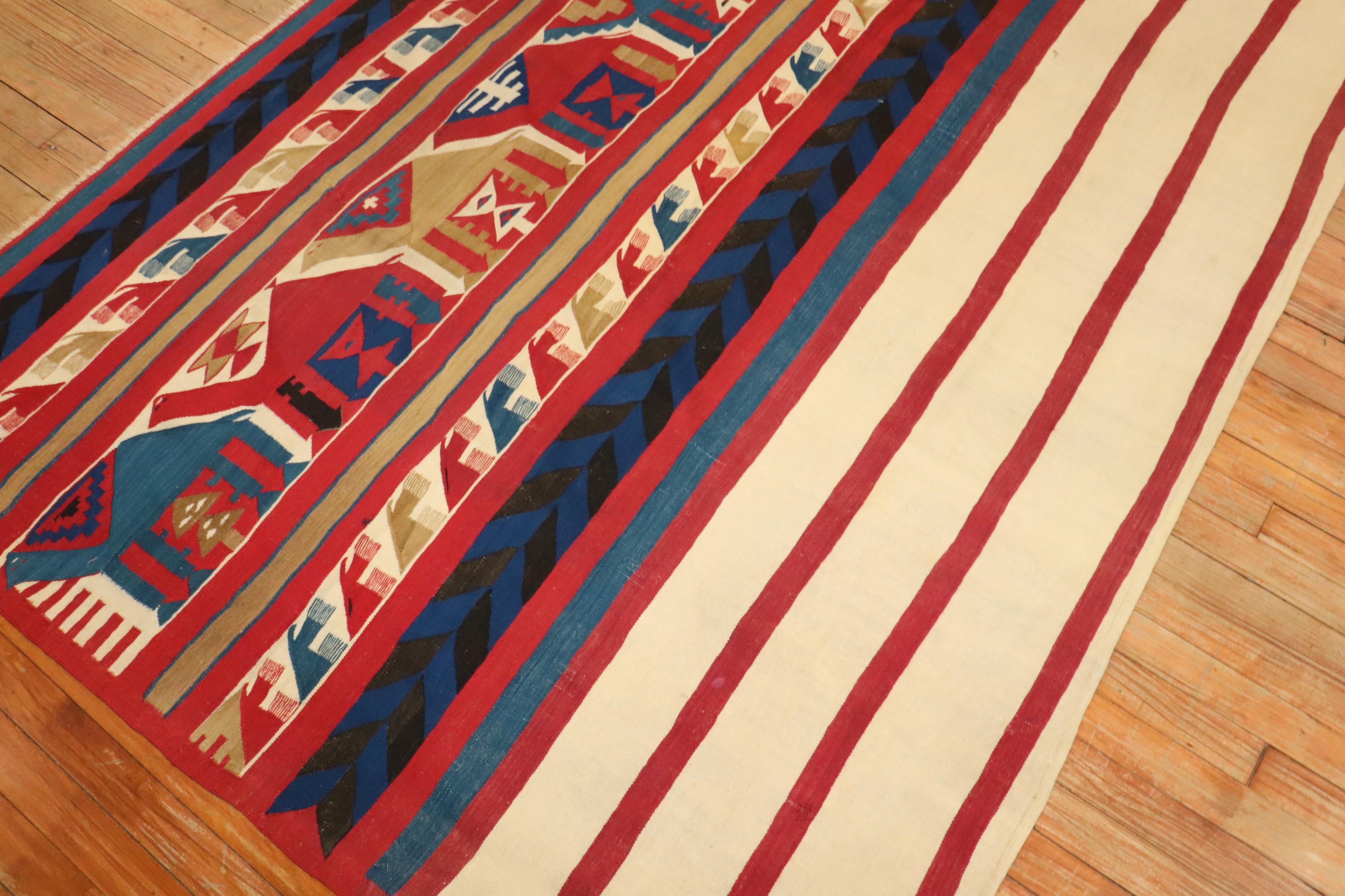 Laine Tapis Kilim tribal persan carré antique de la collection Zabihi en vente