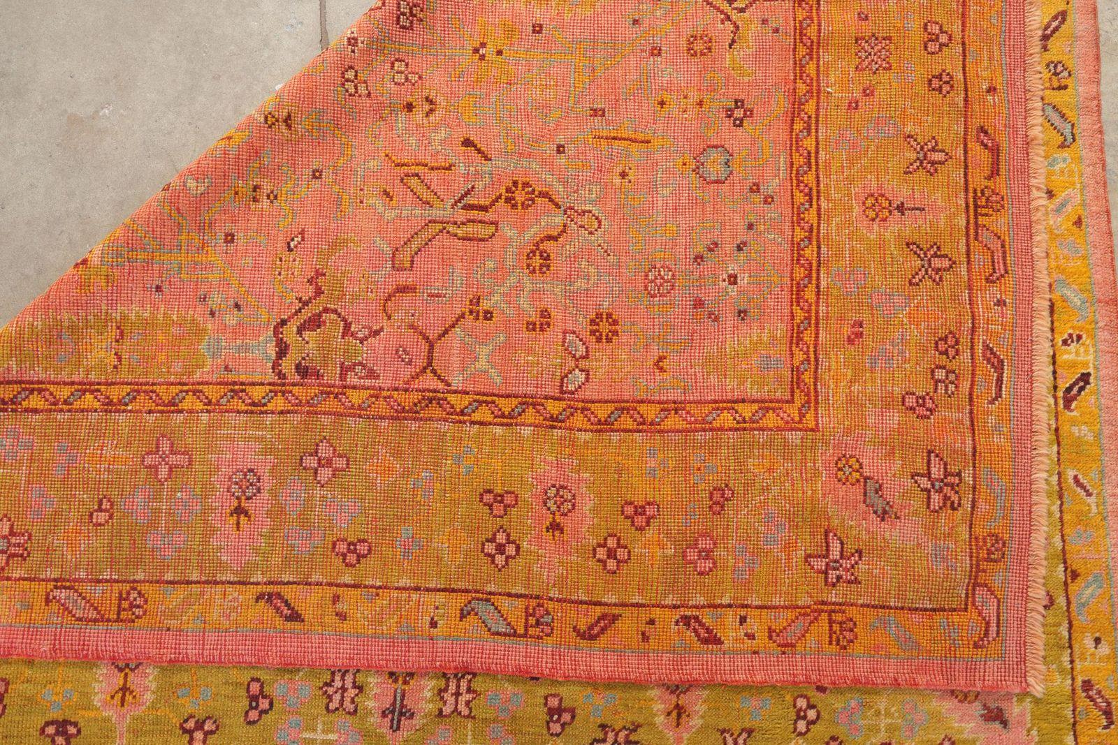 Zabihi Collection Antique Square Türkisch Oushak Rosa Chartreuse Teppich (20. Jahrhundert) im Angebot