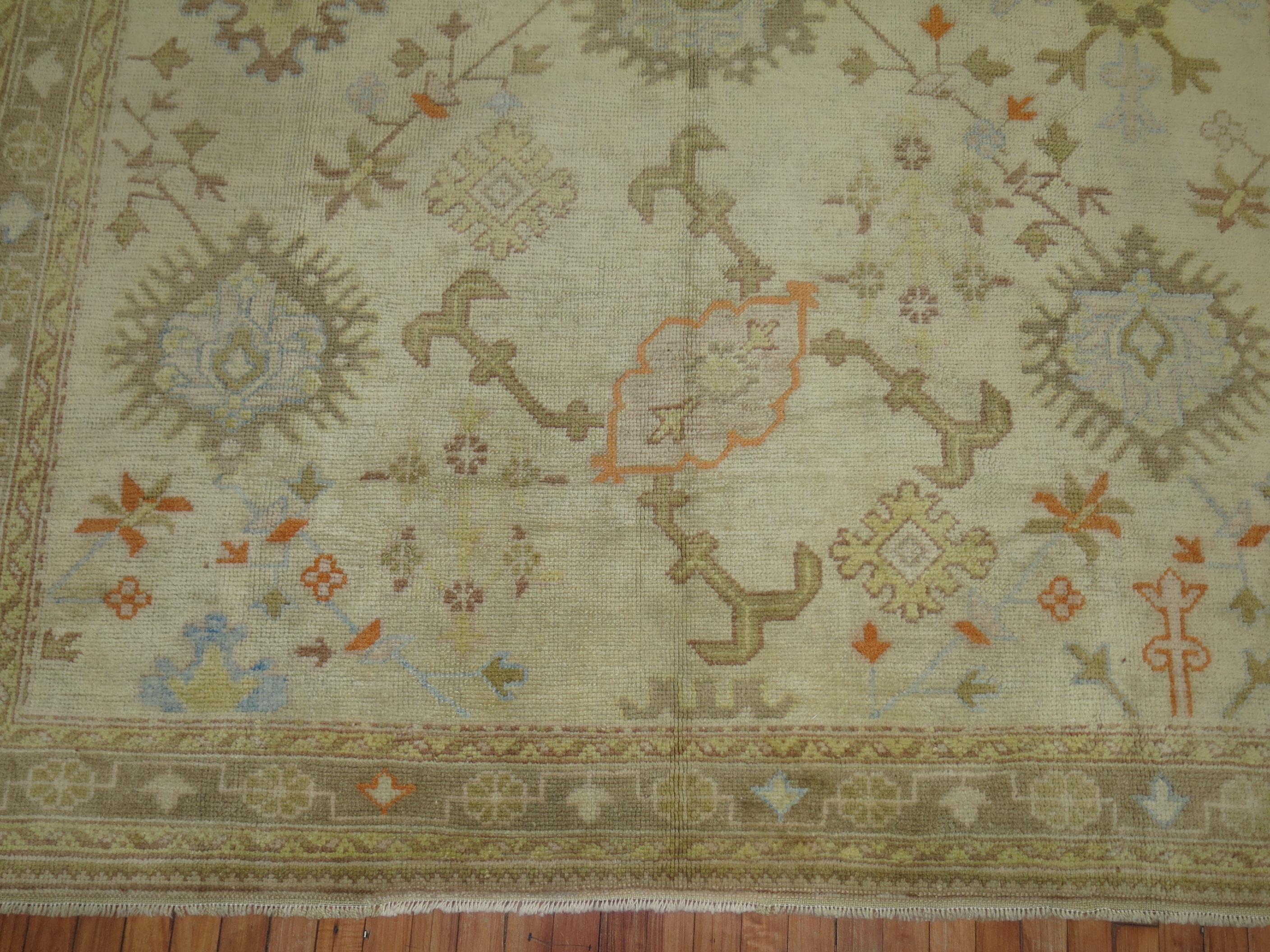 un tappeto Oushak turco di dimensioni quadrate del secondo quarto del XX secolo

Dettagli
rug no.	9643
dimensione	7' 5