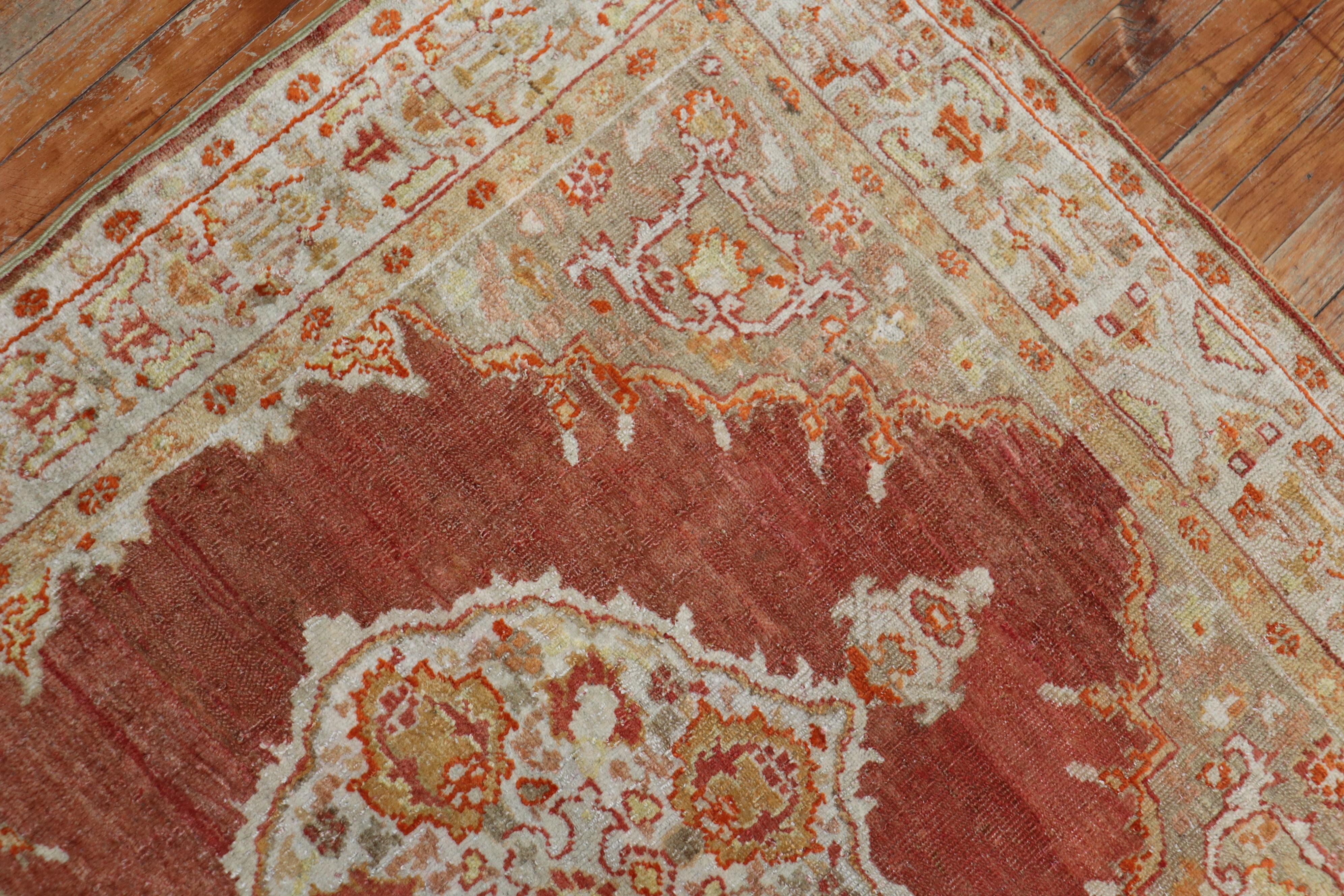Antiker quadratischer türkischer Oushak-Teppich aus der Zabihi-Kollektion (Hollywood Regency) im Angebot