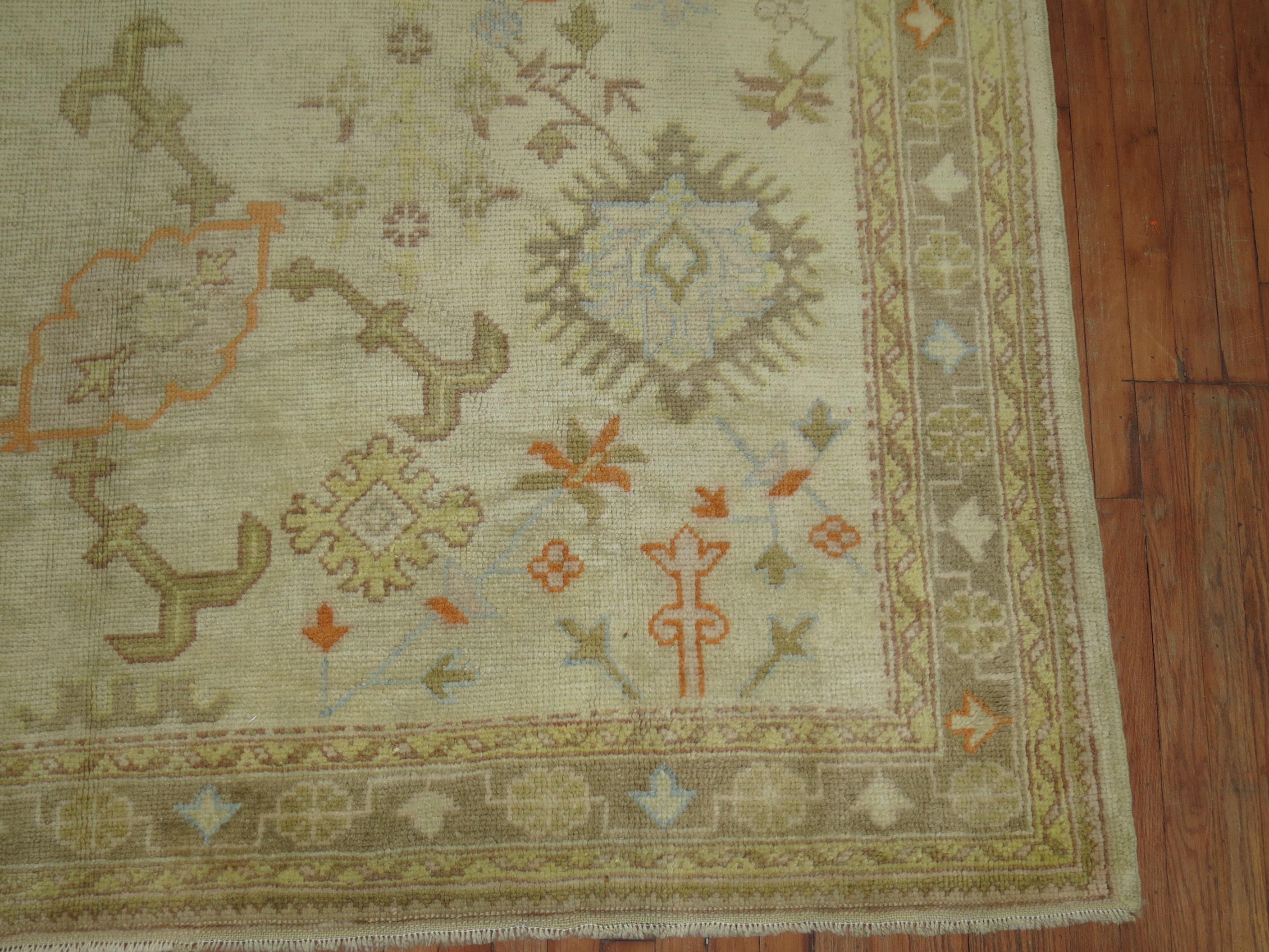 Tessuto a mano Tappeto Oushak turco quadrato antico della Collection'S in vendita