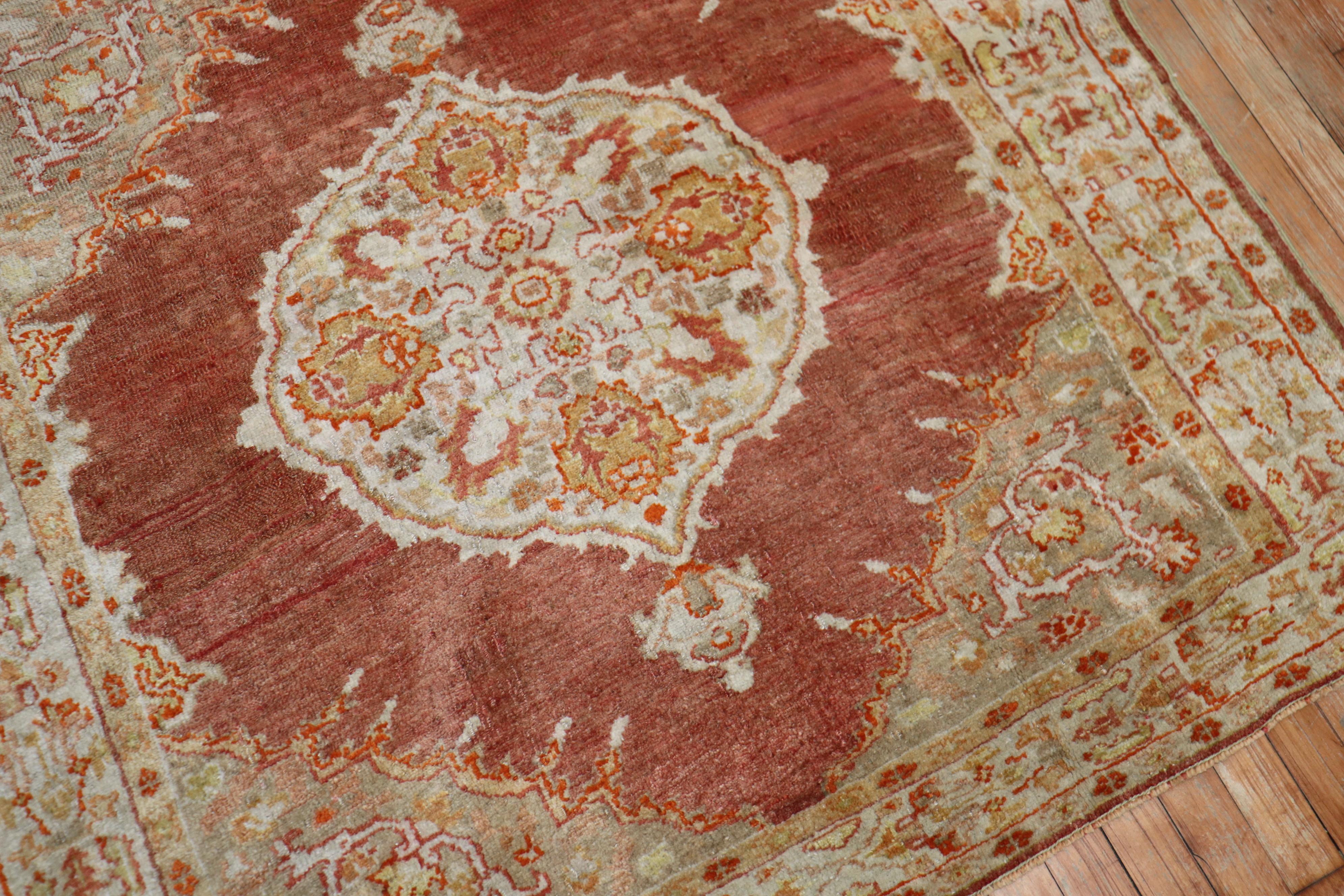 Antiker quadratischer türkischer Oushak-Teppich aus der Zabihi-Kollektion im Zustand „Gut“ im Angebot in New York, NY