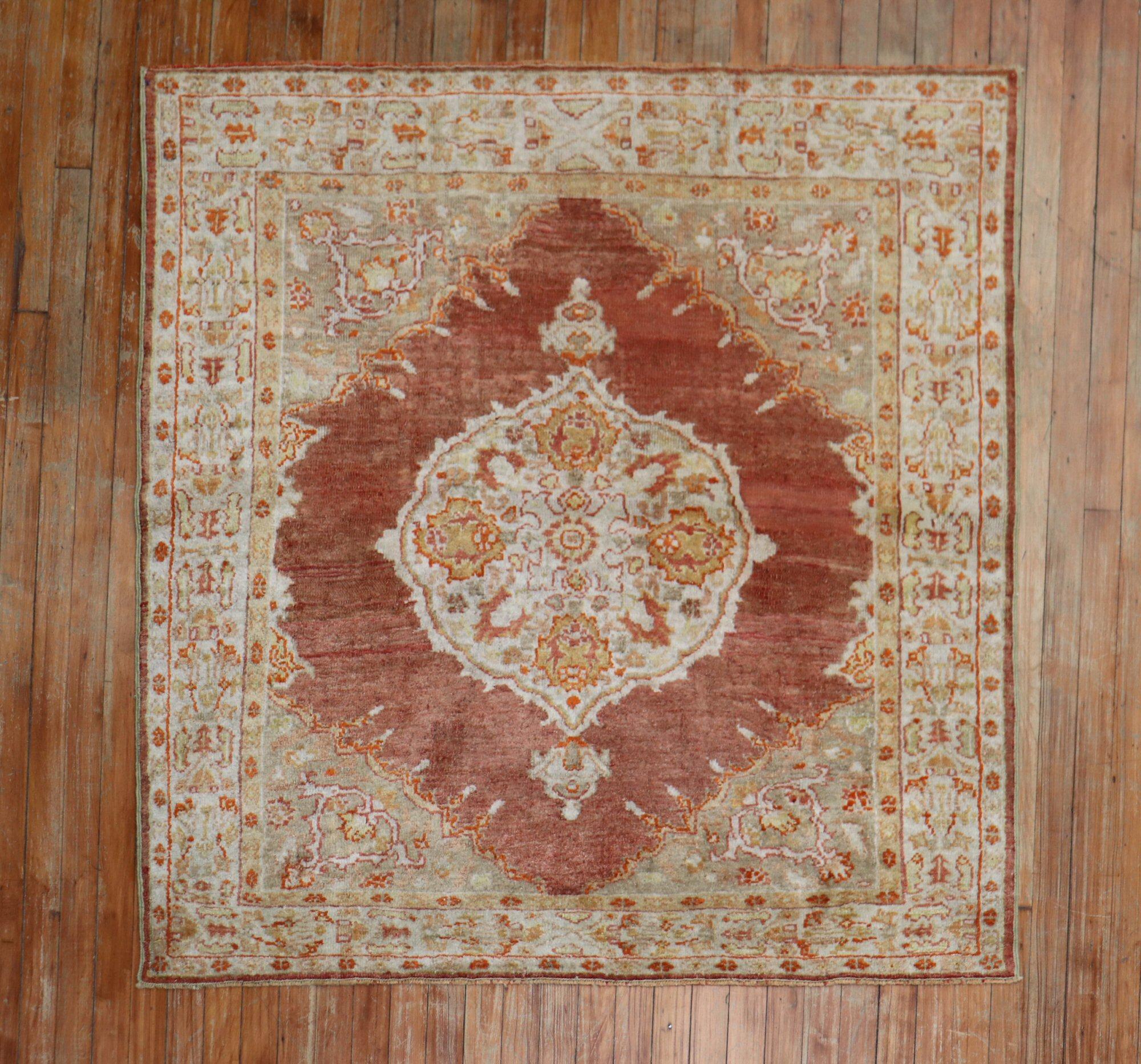 Antiker quadratischer türkischer Oushak-Teppich aus der Zabihi-Kollektion (Wolle) im Angebot