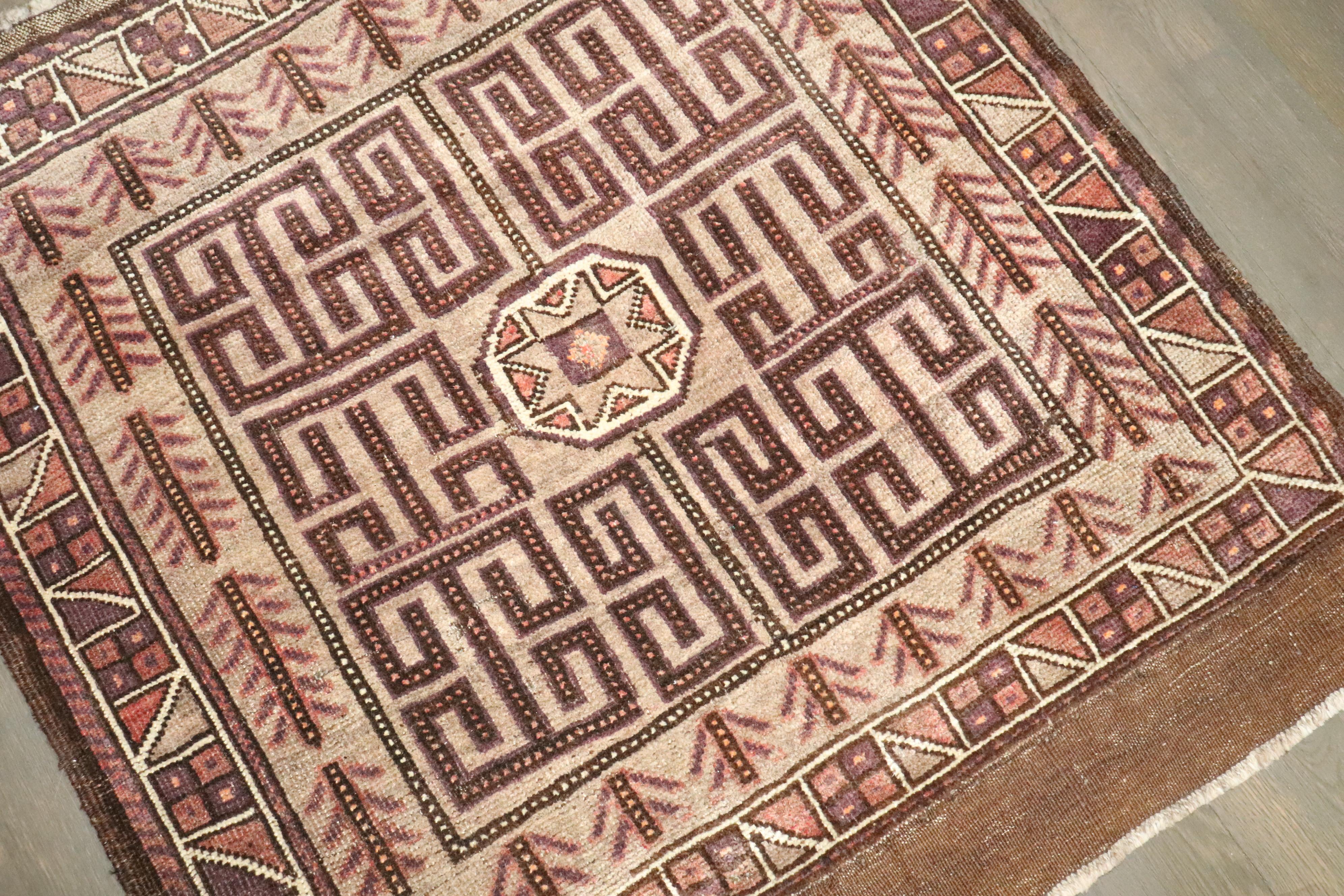 Zabihi Collection Antique Tribal Balouch Small Square Teppich (Handgeknüpft) im Angebot