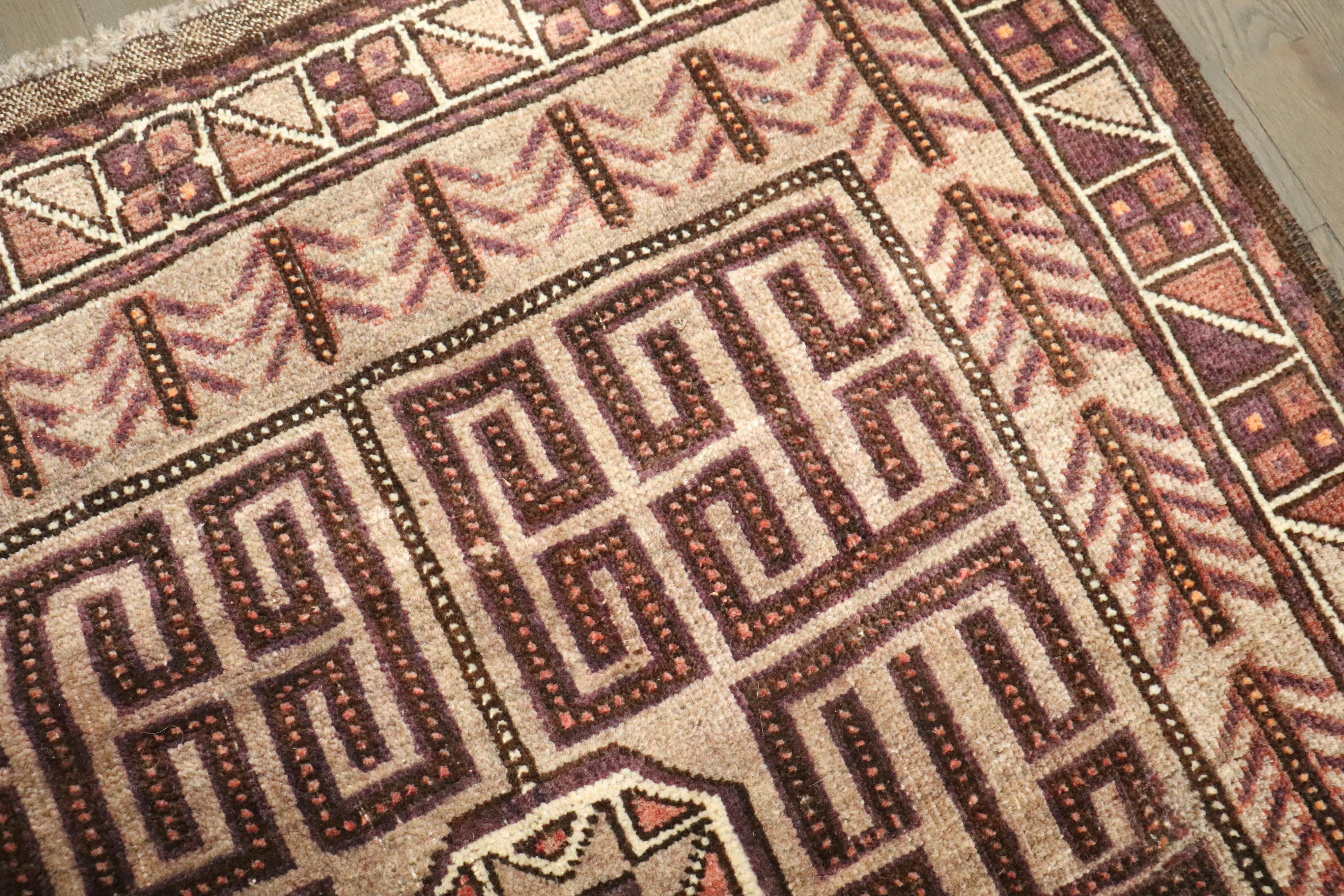 Zabihi Collection Antique Tribal Balouch Small Square Teppich im Zustand „Gut“ im Angebot in New York, NY