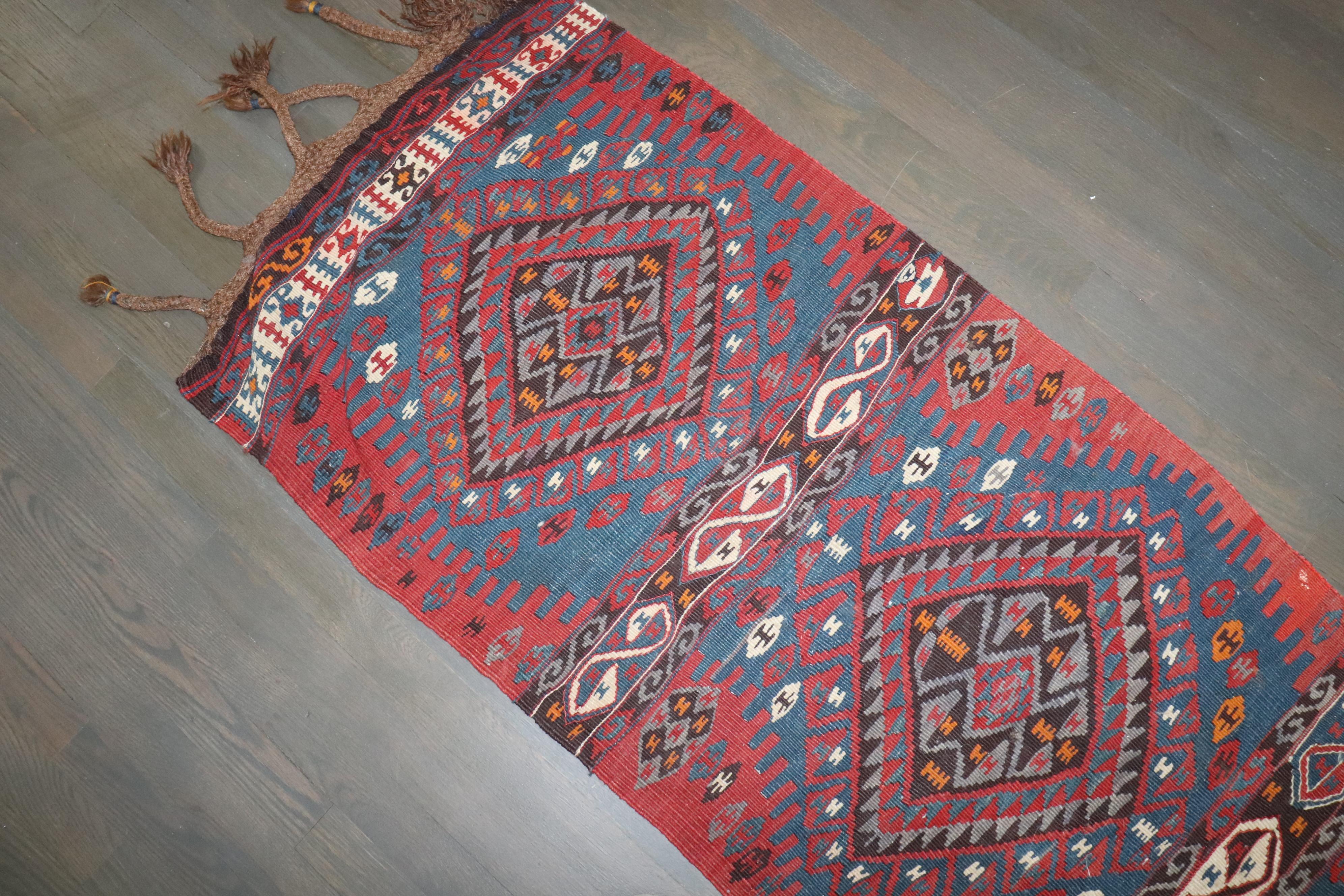 Ein schmaler türkischer Kelim-Läufer mit blauem und rotem Stammesmuster aus dem frühen 20.

2' x 7'10''