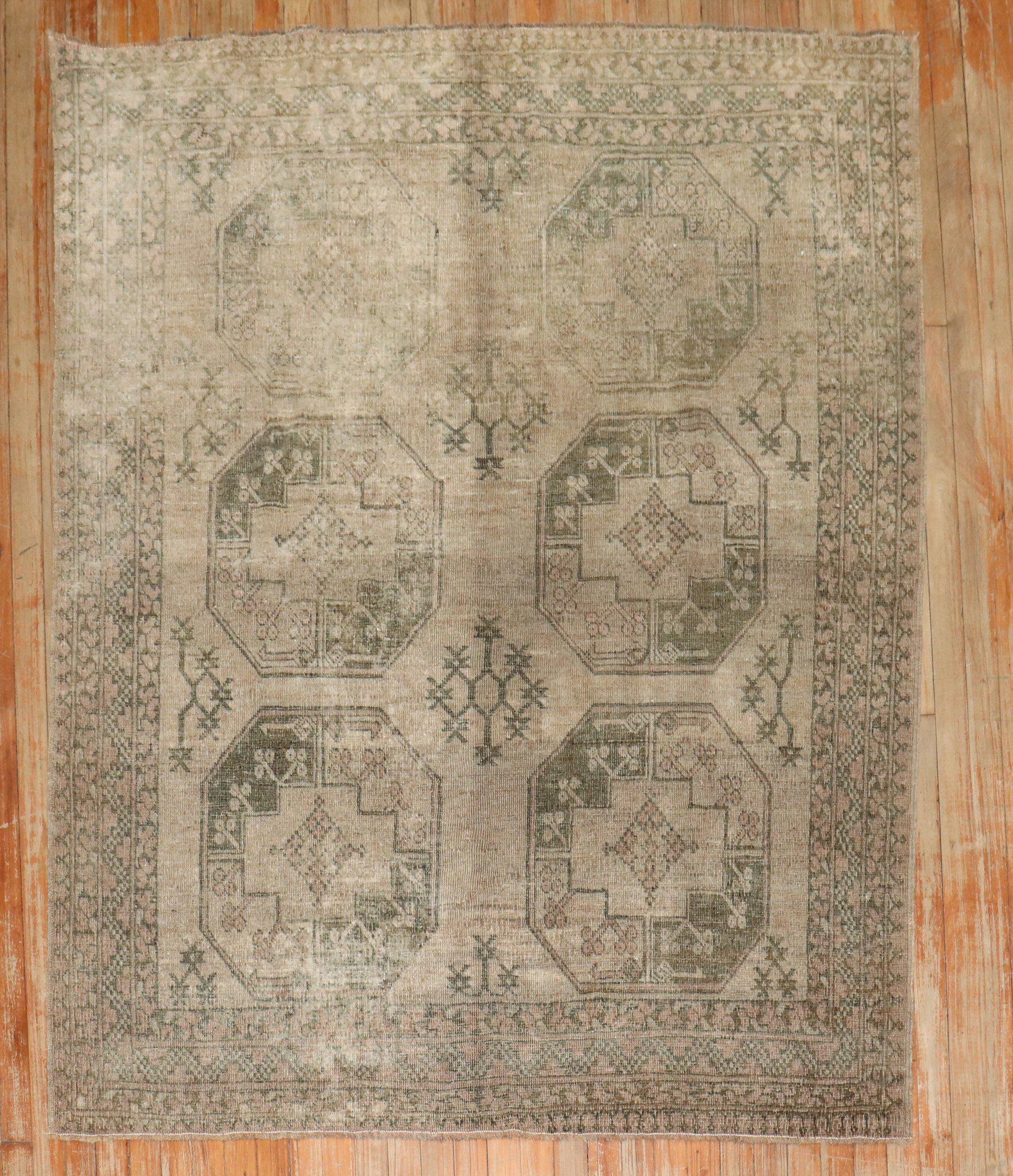 Tapis afghan Ersari de taille carrée très décoratif à motif tribal all-over du 1er quart du 20e siècle.

Mesures : 5'1'' x 6'3''.