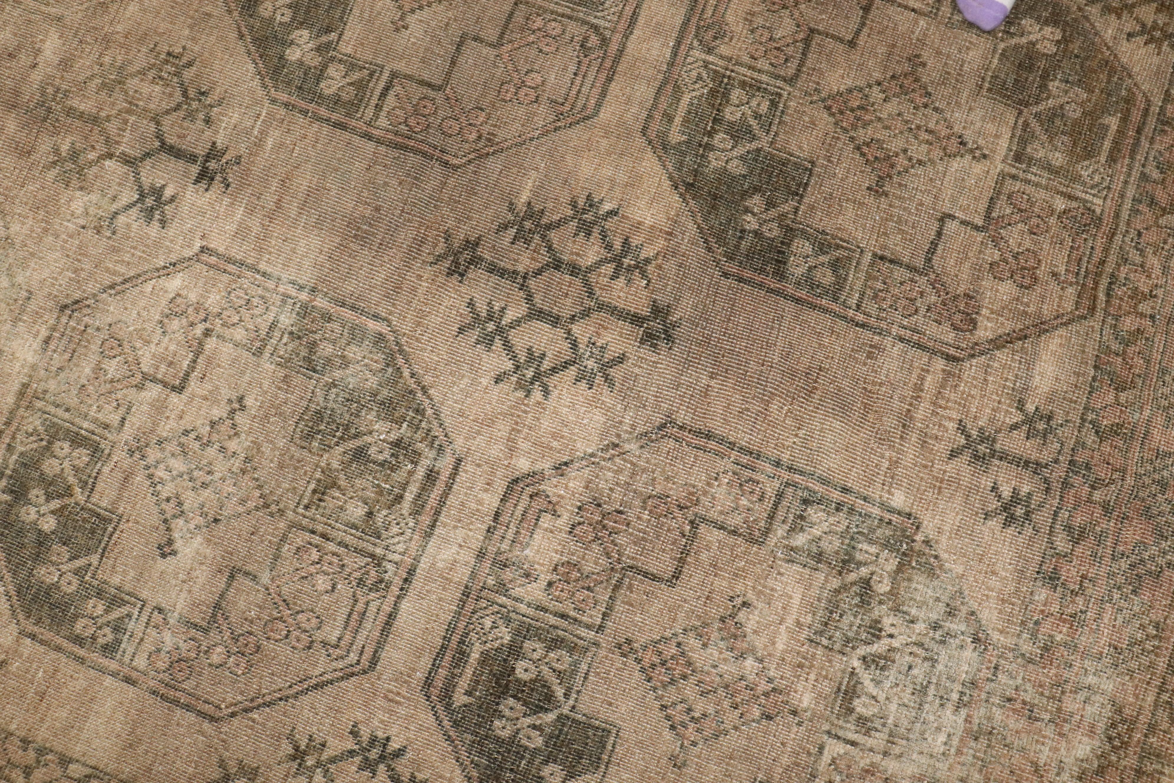 Zabihi Collection Antiker quadratischer Ersari-Teppich im Stammesstil (Wolle) im Angebot
