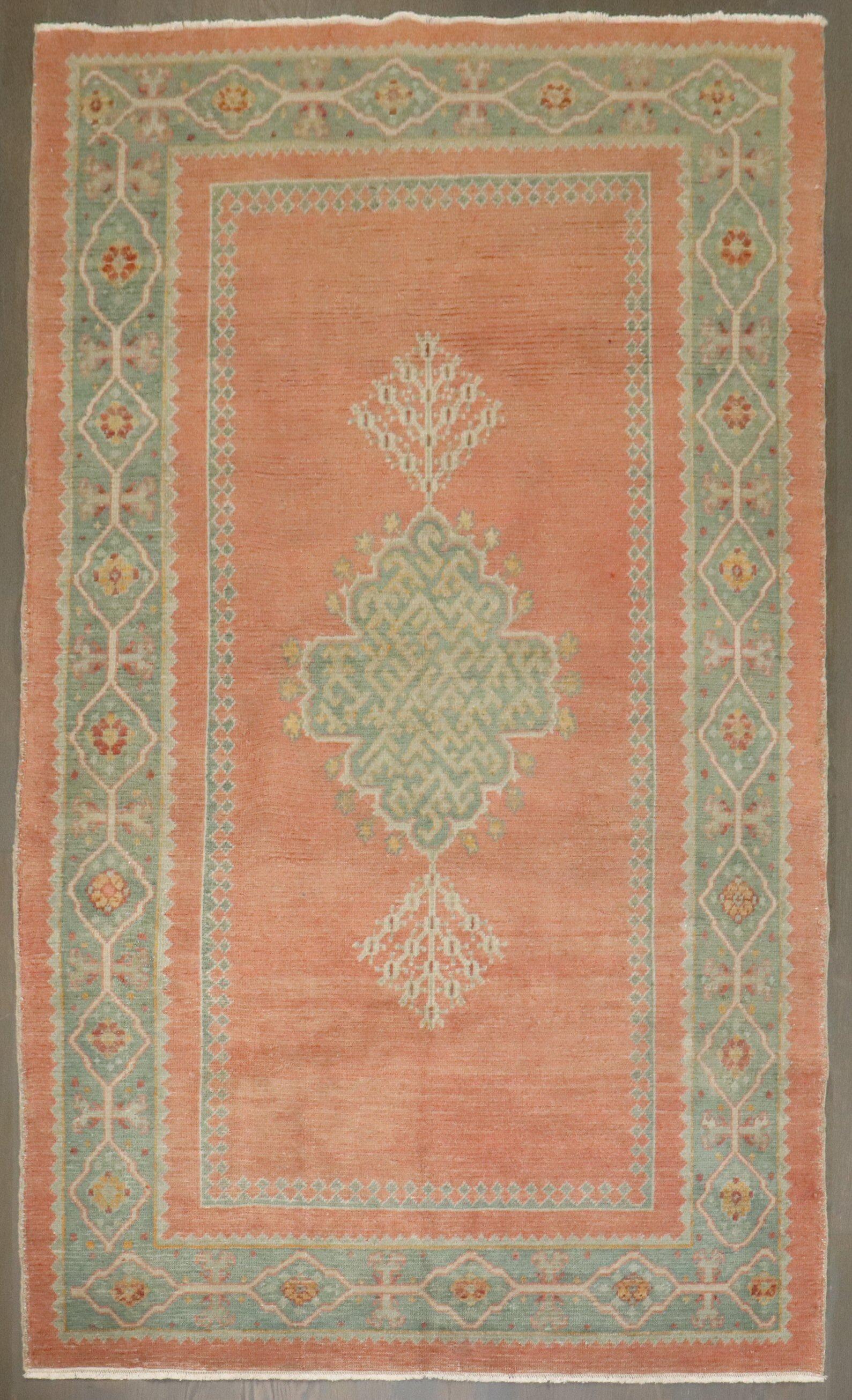 Descrizione
un tappeto Oushak Borlu turco dell'inizio del XX secolo

Dettagli

rug no.	j4087
dimensione	3' 11