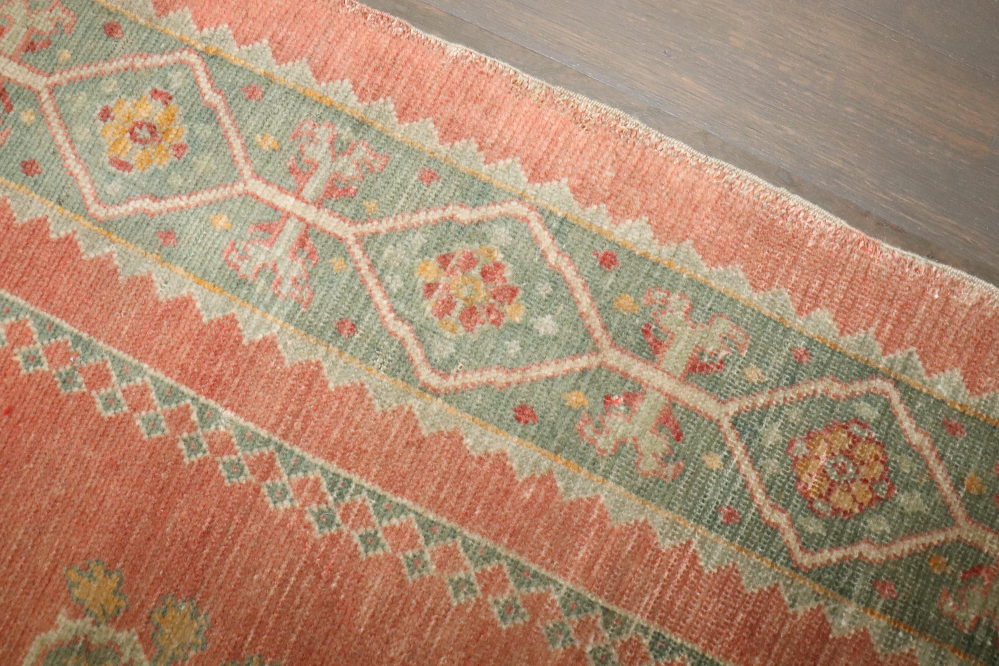 Tappeto Zabihi Collection'S Antico Turco Borlou Corallo In condizioni buone in vendita a New York, NY