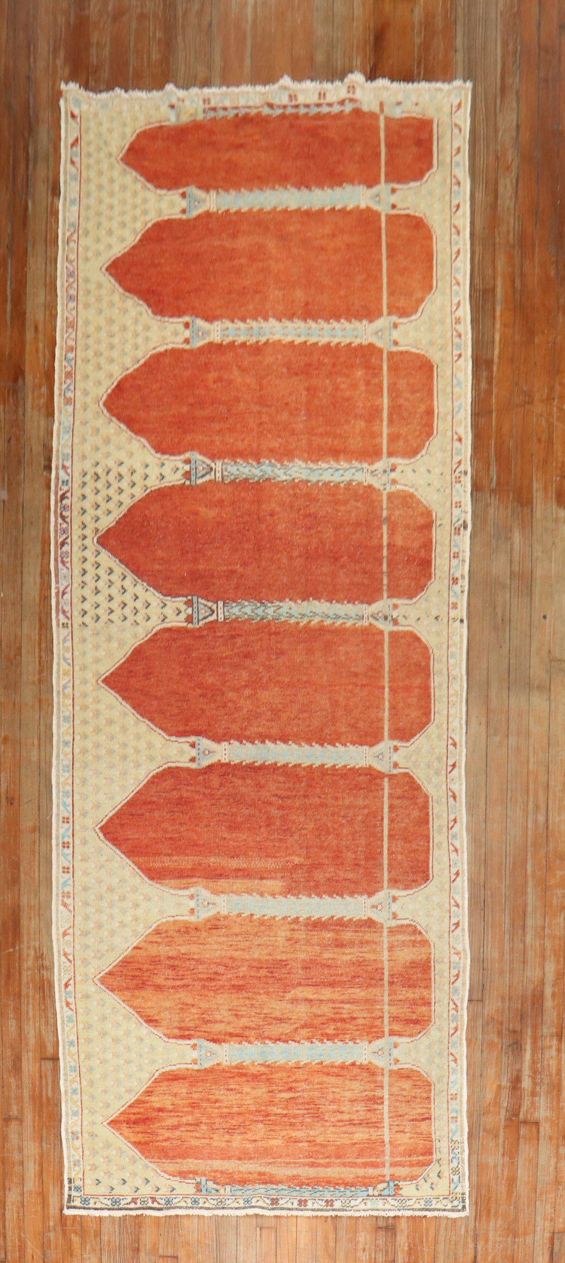 Runner turco del secondo quarto del XX secolo con motivo a volute di colonne su tutto il perimetro

3'10'' x 11'7''