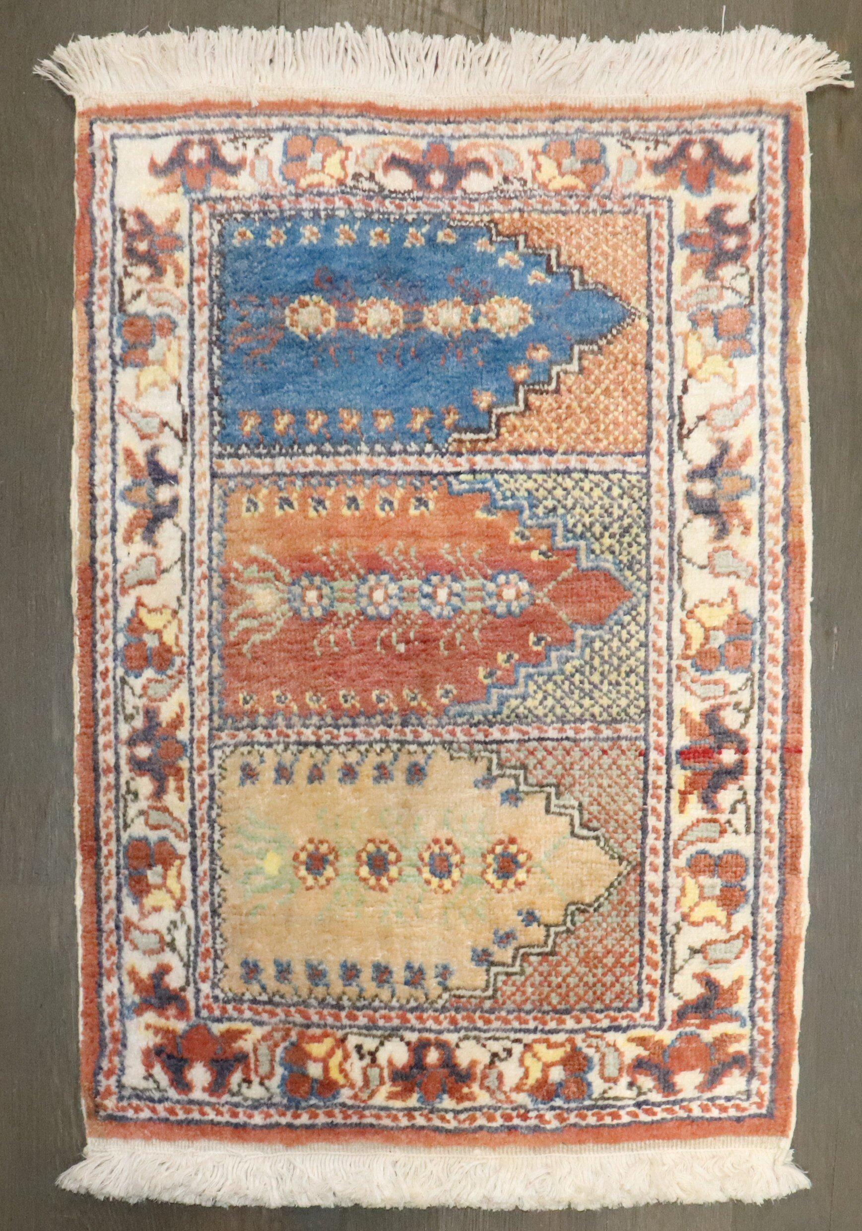 un mini tappeto kaysari turco del secondo quarto del XX secolo

Dettagli
rug no.	j4723
dimensione	1'4
