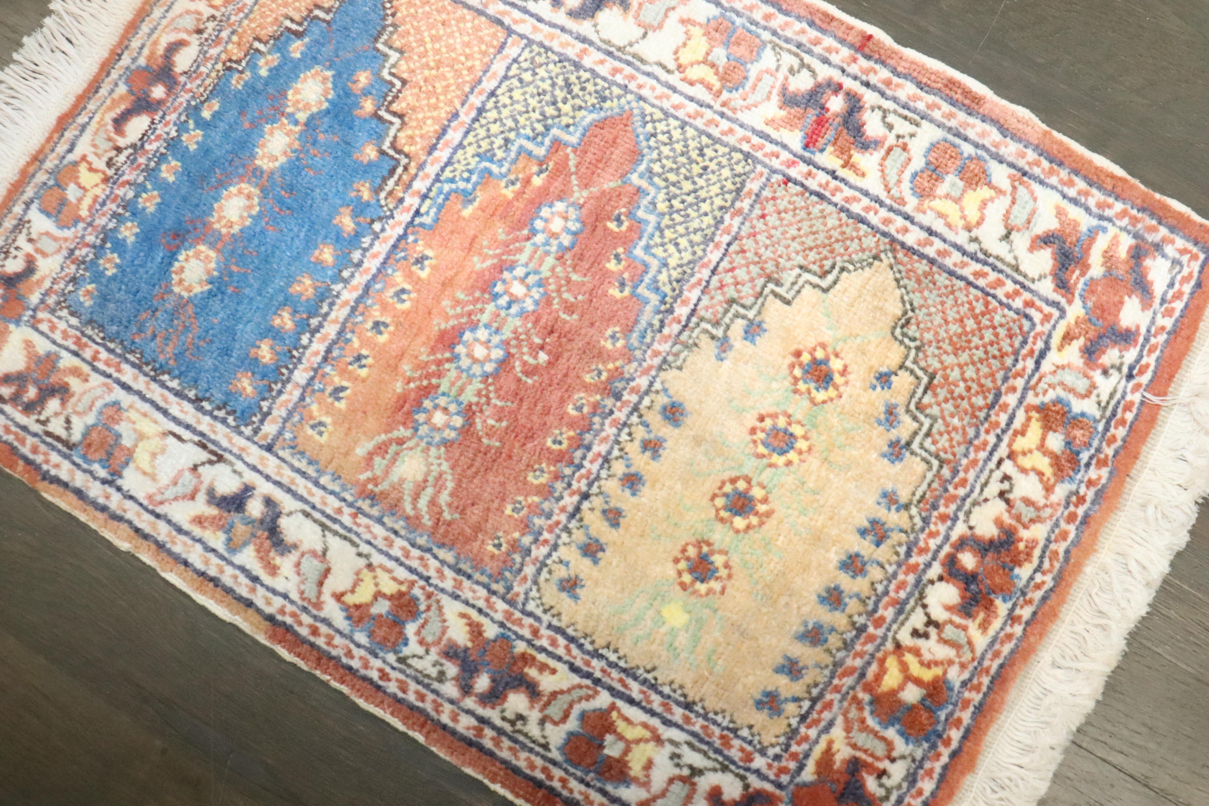 Tessuto a mano Zabihi Collection'S Tappeto antico turco Keysari Small Mini in vendita