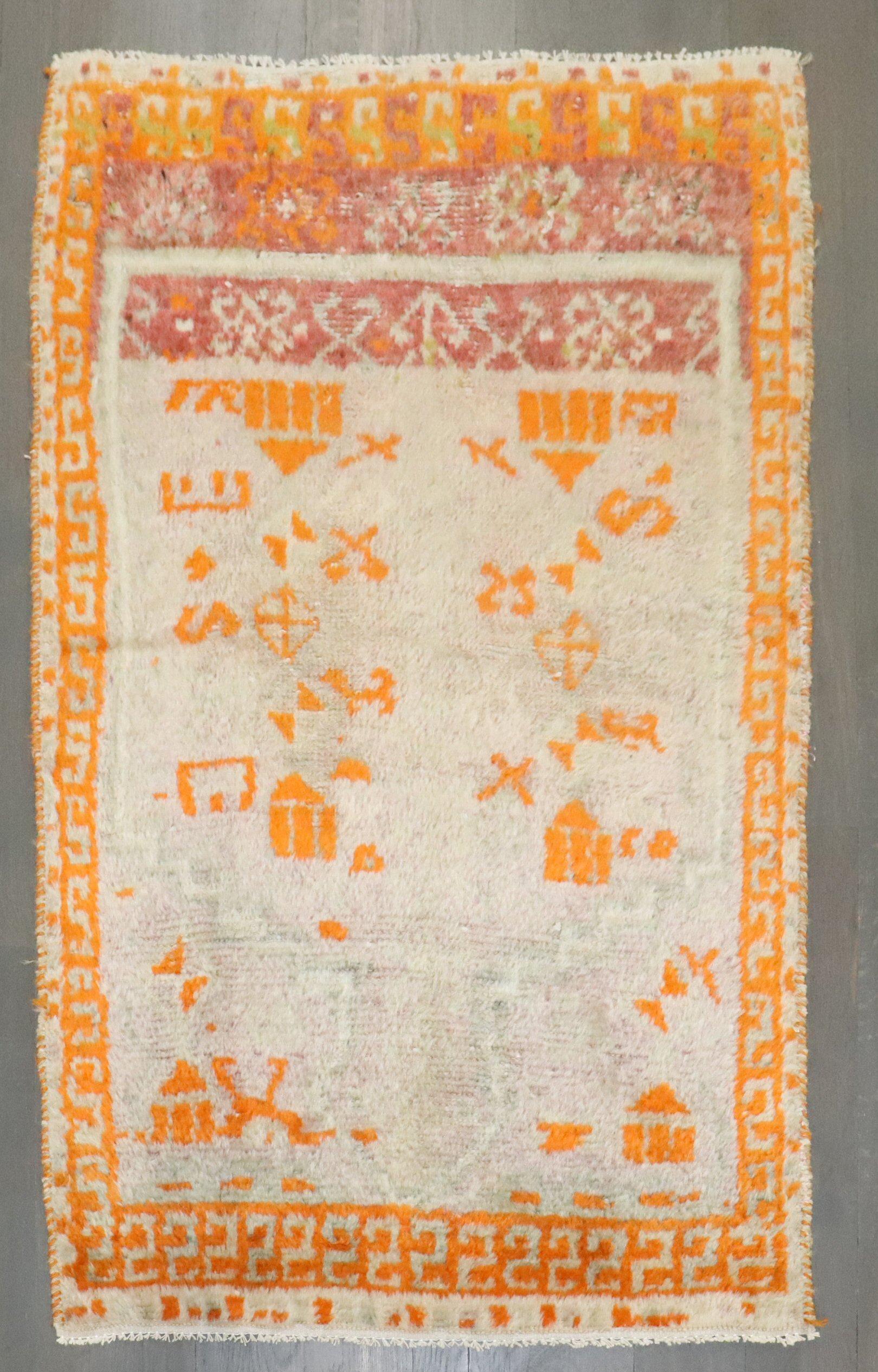 Mid-Century moderno Zabihi Collection'S Tappeto antico turco Oushak piccolo in vendita