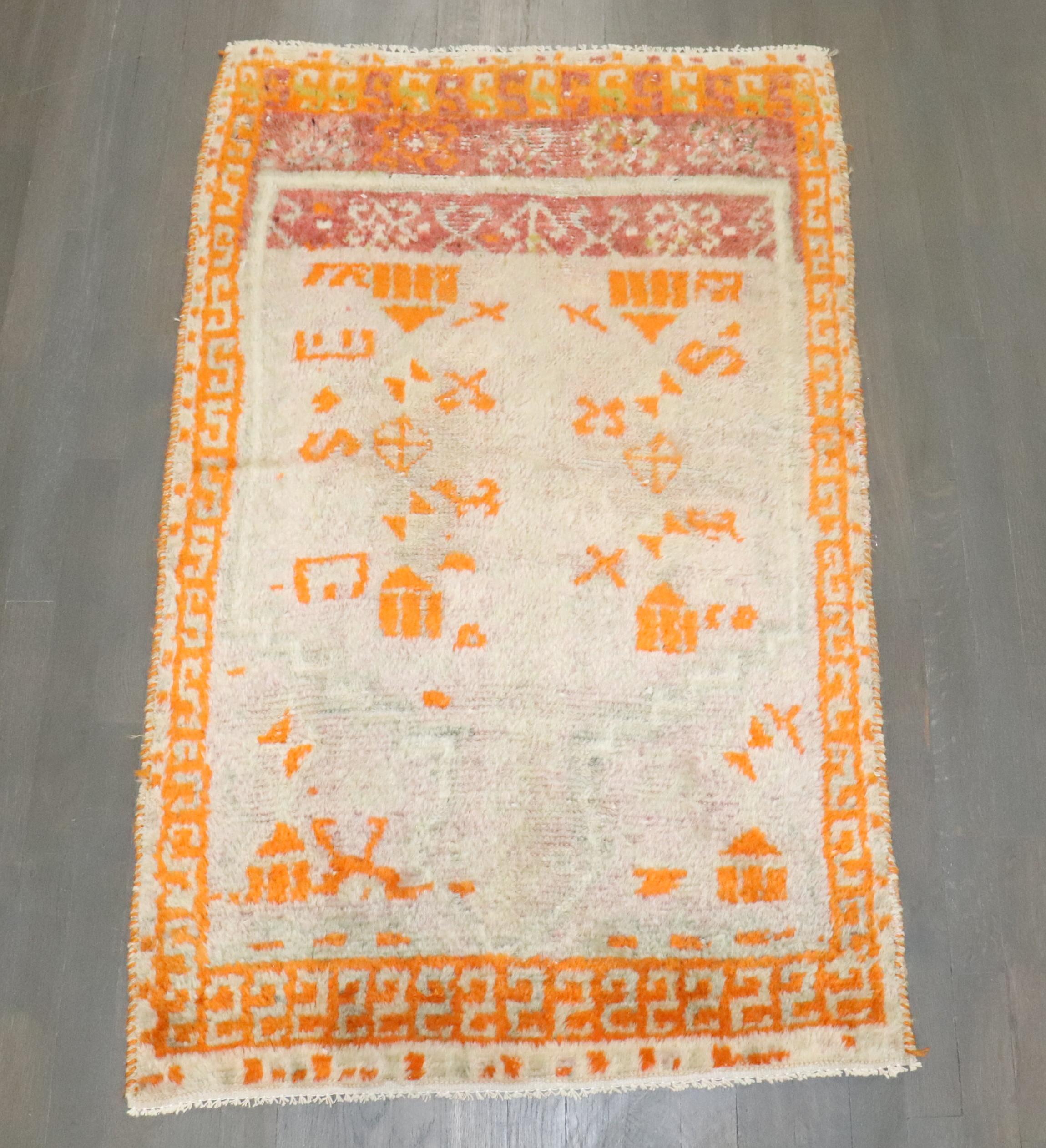 Turco Zabihi Collection'S Tappeto antico turco Oushak piccolo in vendita