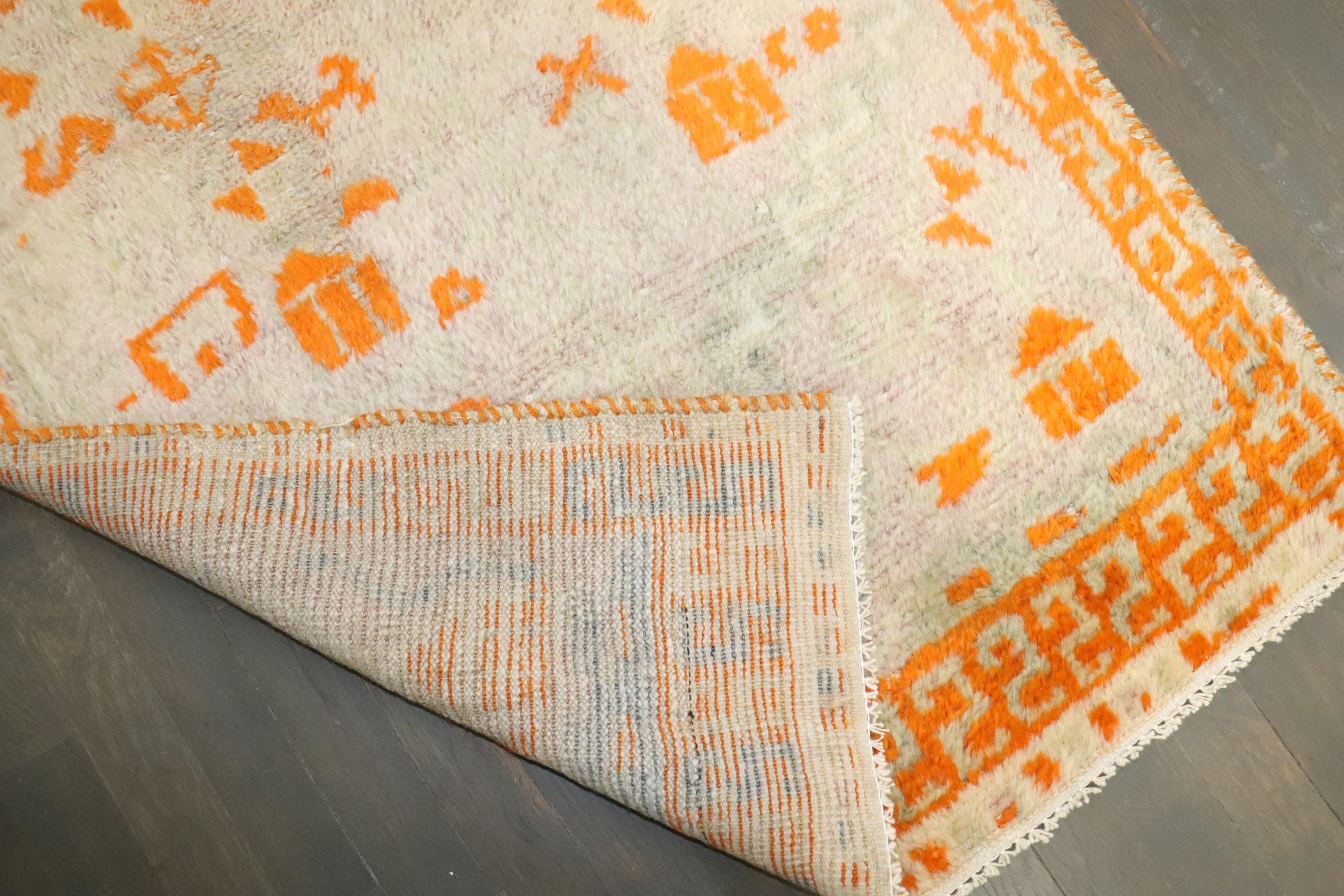 Zabihi Collection'S Tappeto antico turco Oushak piccolo In condizioni buone in vendita a New York, NY