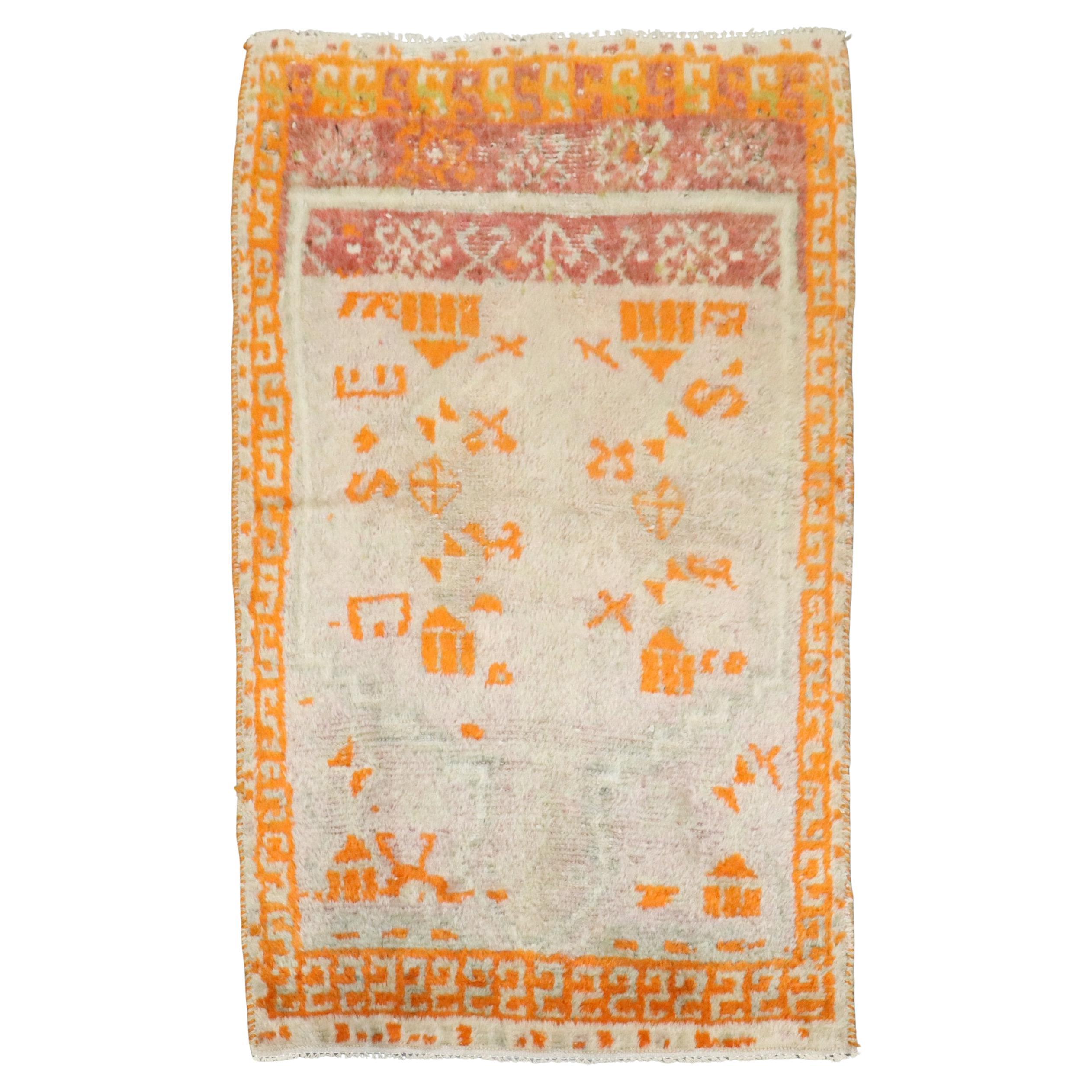 Zabihi Collection
S Tappeto antico turco Oushak piccolo in vendita