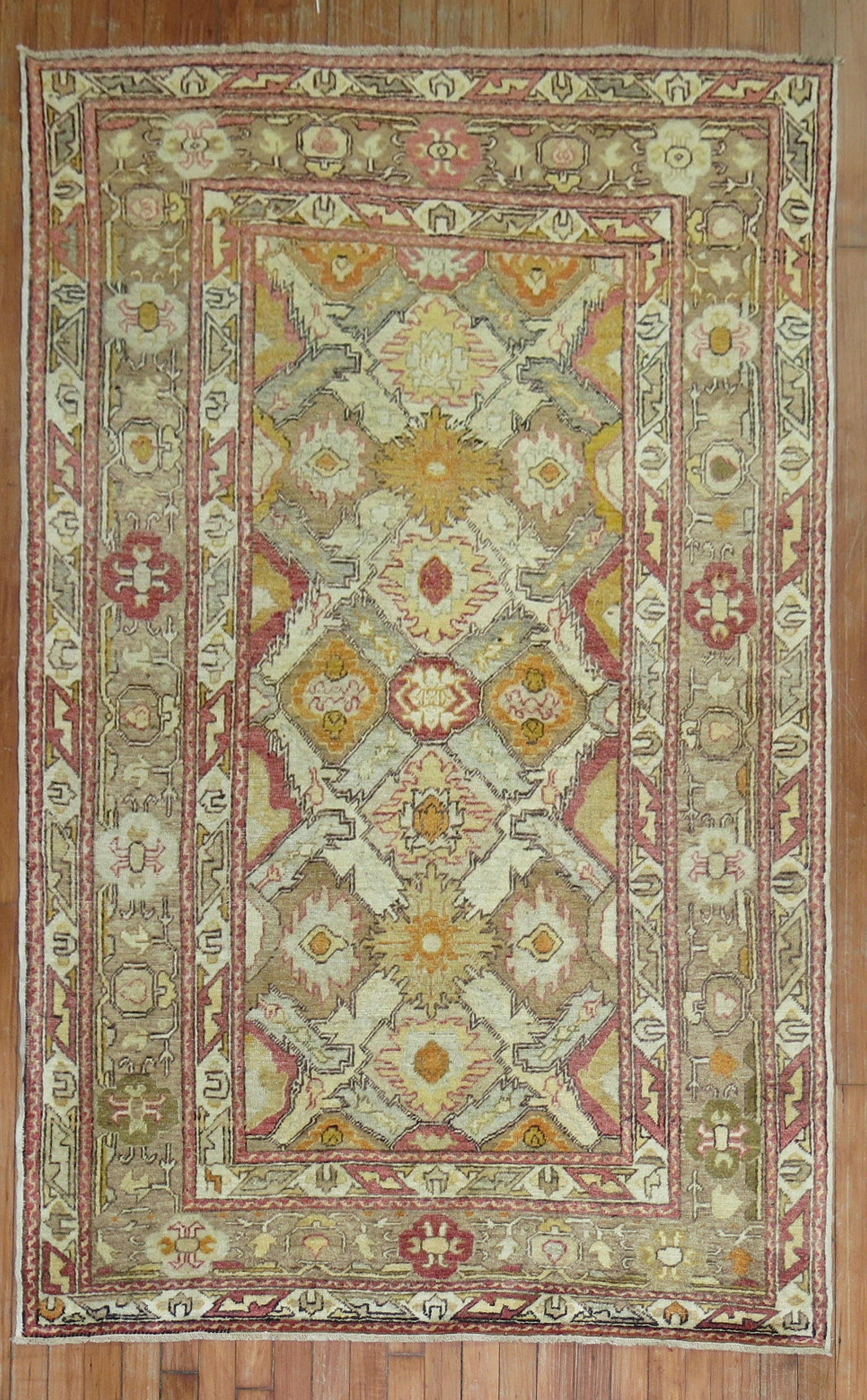Ein türkischer Sivas-Teppich des frühen 20. Jahrhunderts in Akzentgröße.

Maße: 4'2'' x 6'3''.