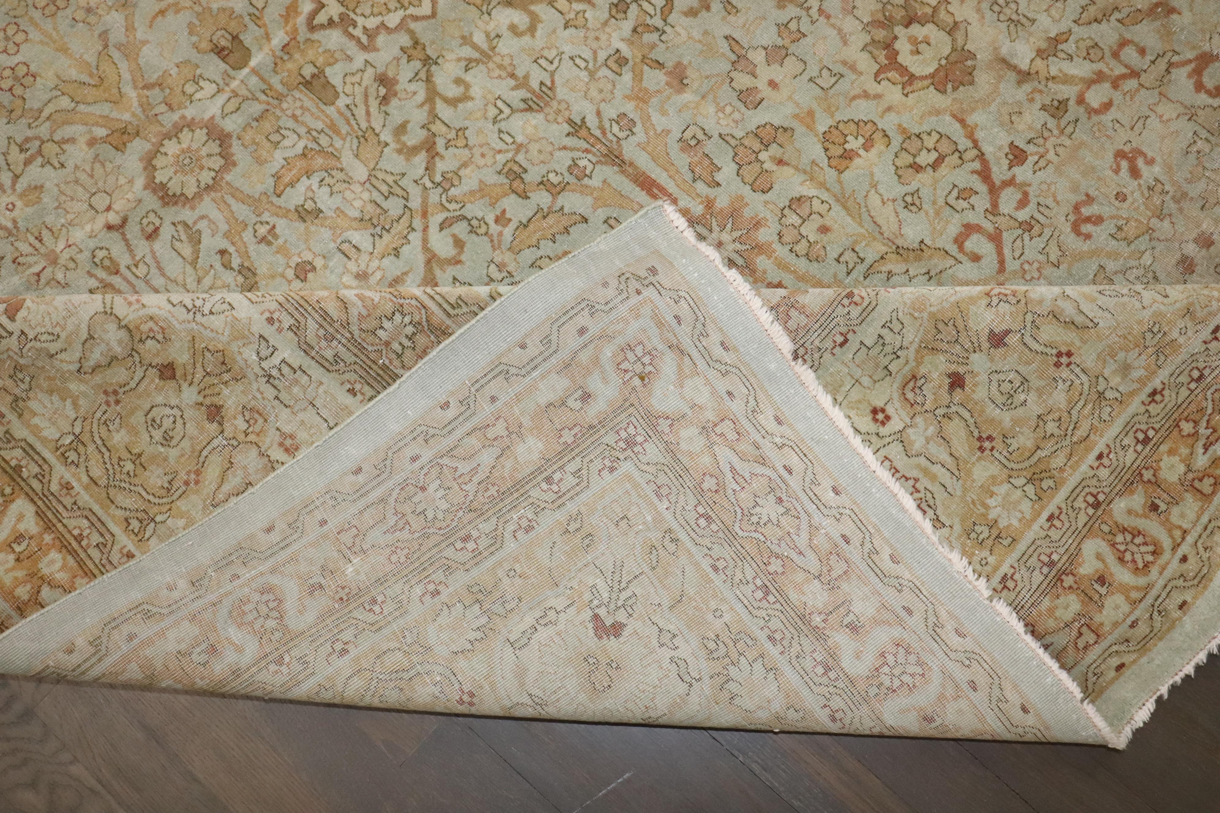 an early 20th Century Room size Fine quality Turkish Sivas Rug. Minor Age related wear throughout

Details
rug no.	j4358
size	8' 9