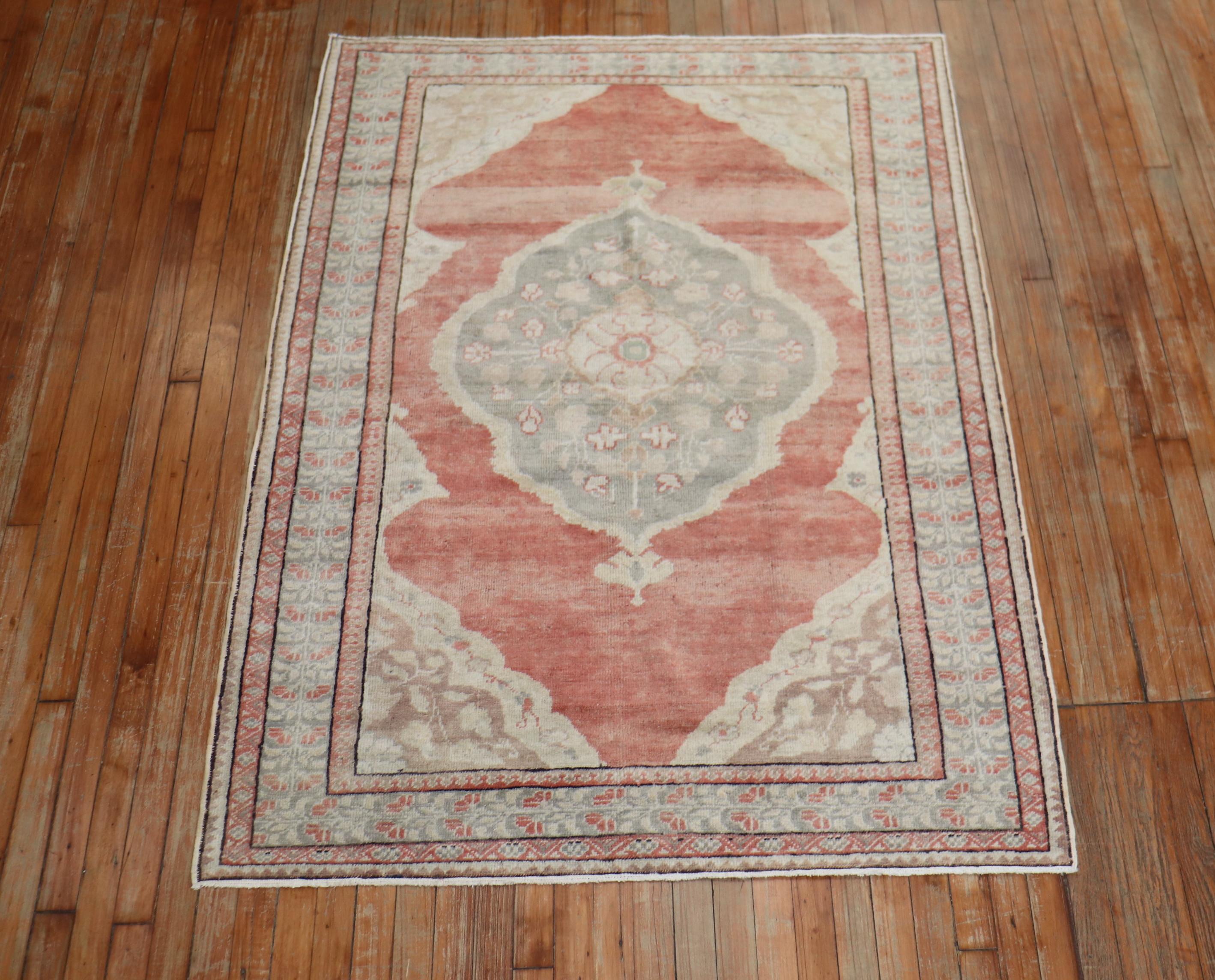 Türkischer Sivas-Teppich aus der Mitte des 20. Jahrhunderts mit offenem Medaillonmuster in gedämpftem Rot. Das Medaillon und der Rand sind grau. Einige elfenbeinfarbene und braune Akzente

Einzelheiten
Teppich nein.	30745
Größe	4' 4