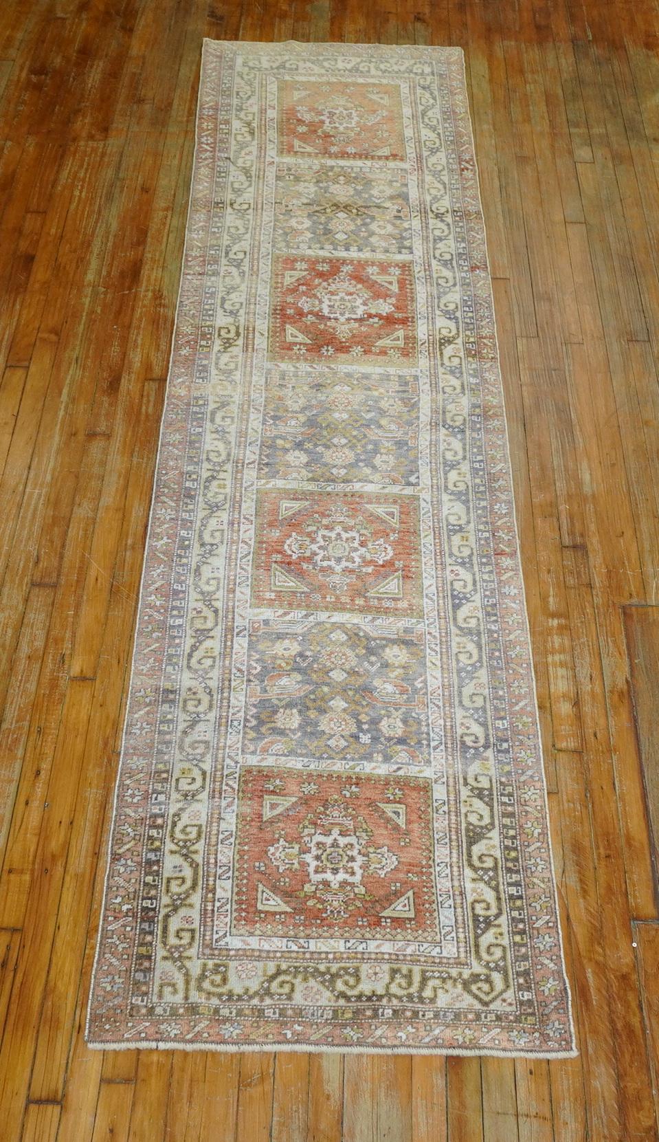 Zabihi Collection Antiker türkischer Sivas Läufer im Zustand „Gut“ im Angebot in New York, NY
