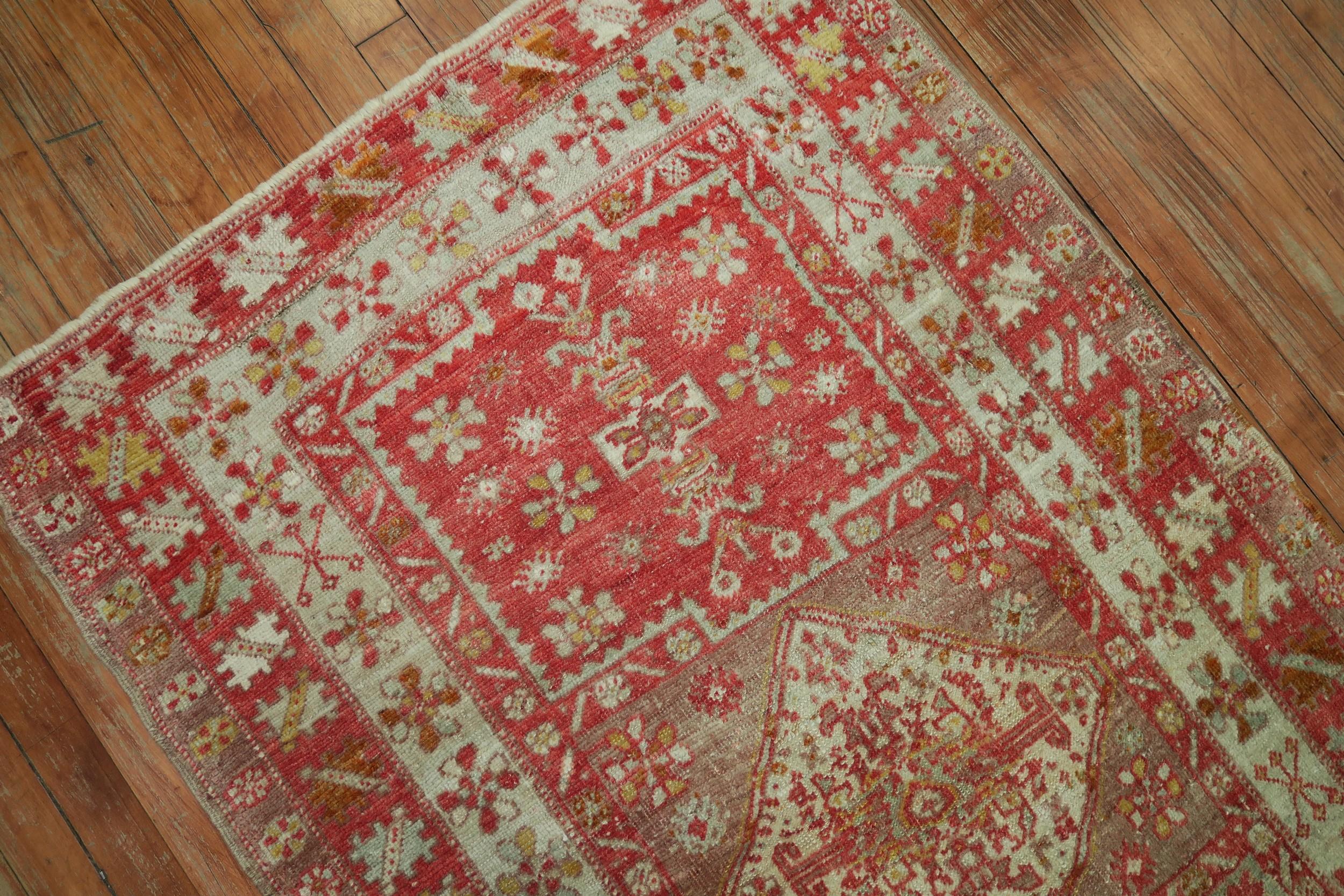 Un antico tappeto turco Sivas dei primi del Novecento in rosso, marrone e grigio. Qualità più fine rispetto alla norma.

Dettagli
rug no.	r3692
dimensione	3' x 4' 9