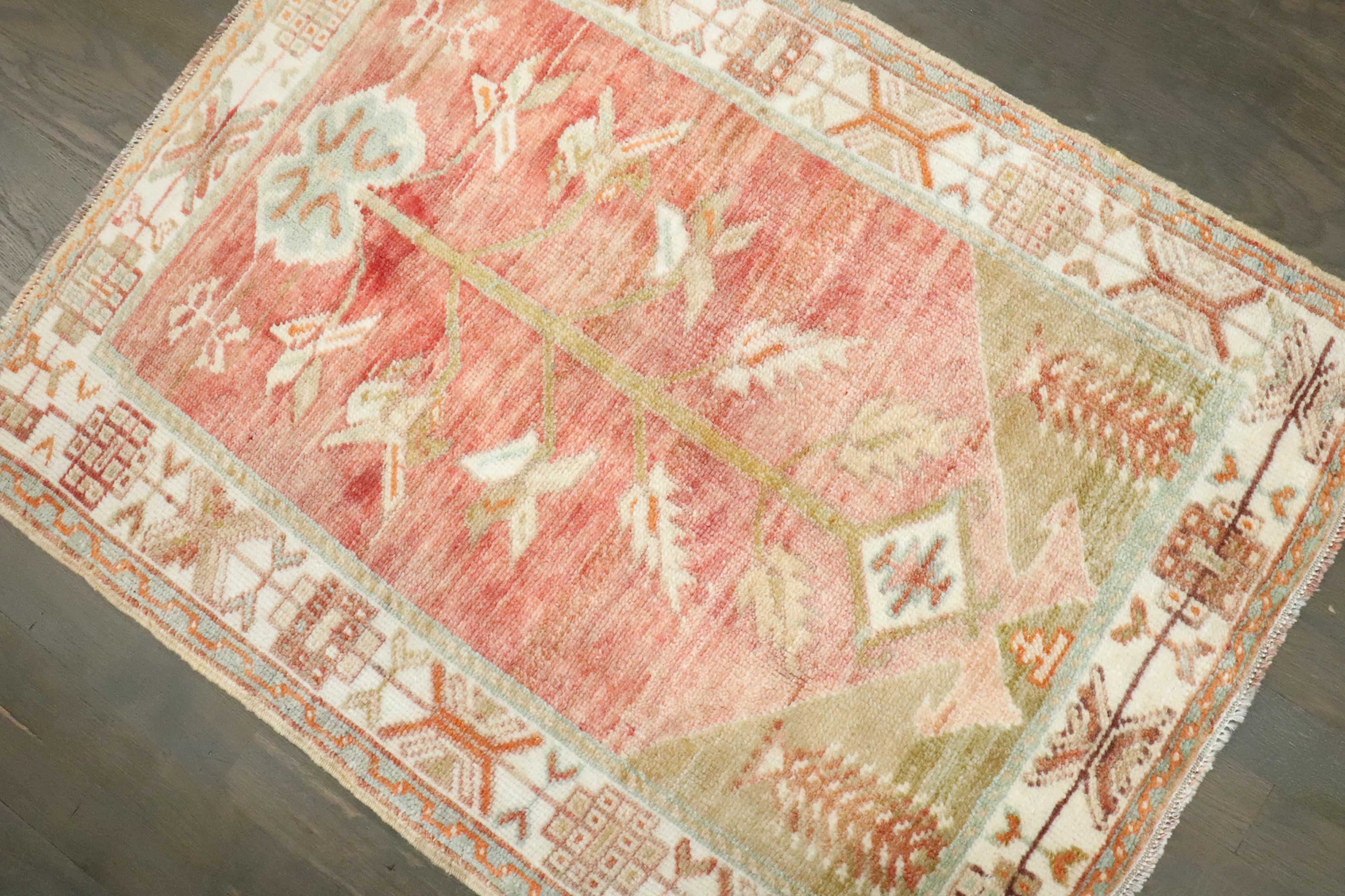 Zabihi Collection Antiker Türkischer Kleiner Teppich im Zustand „Gut“ im Angebot in New York, NY