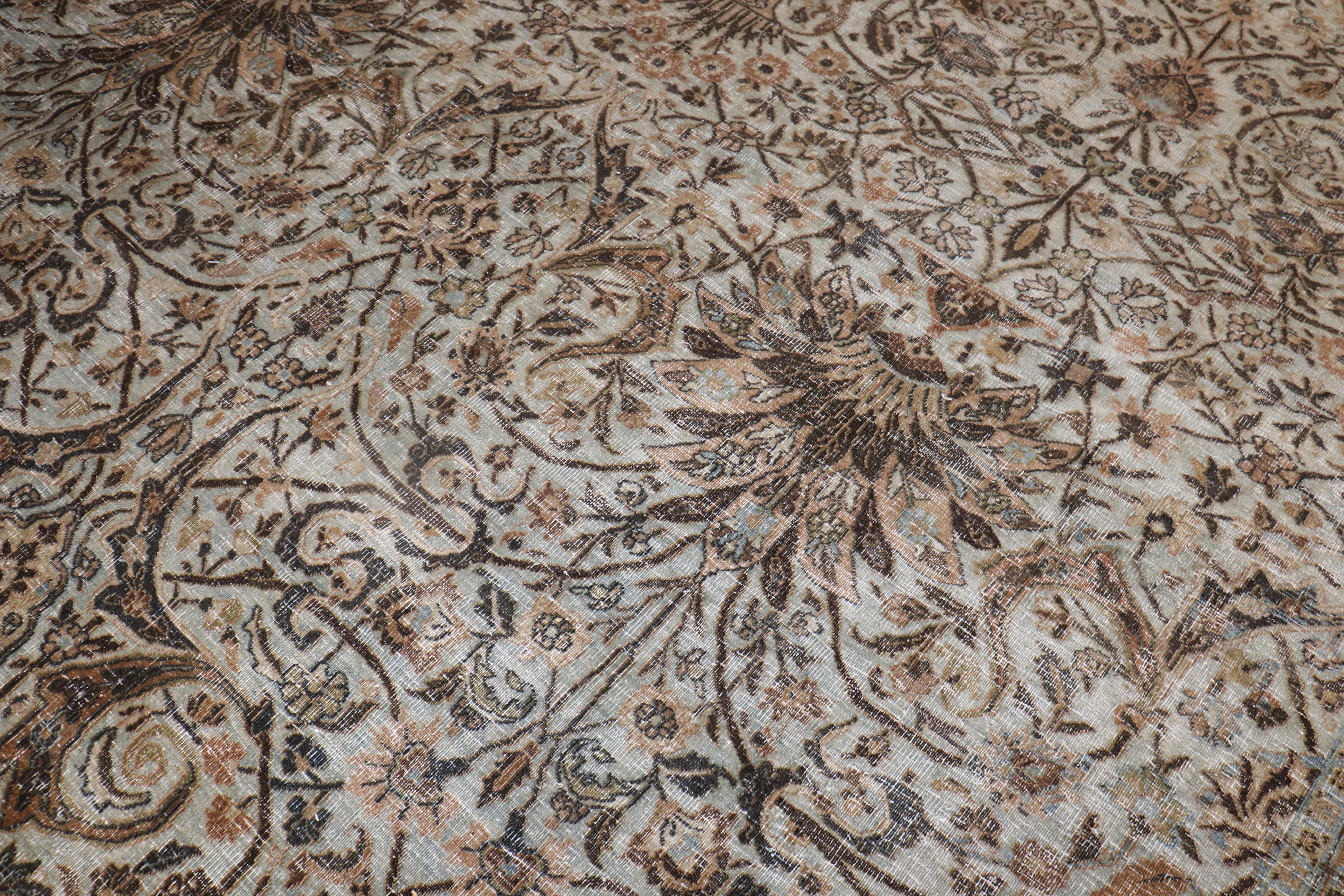 Colección Zabihi Alfombra persa antigua desgastada de gran tamaño en venta 7