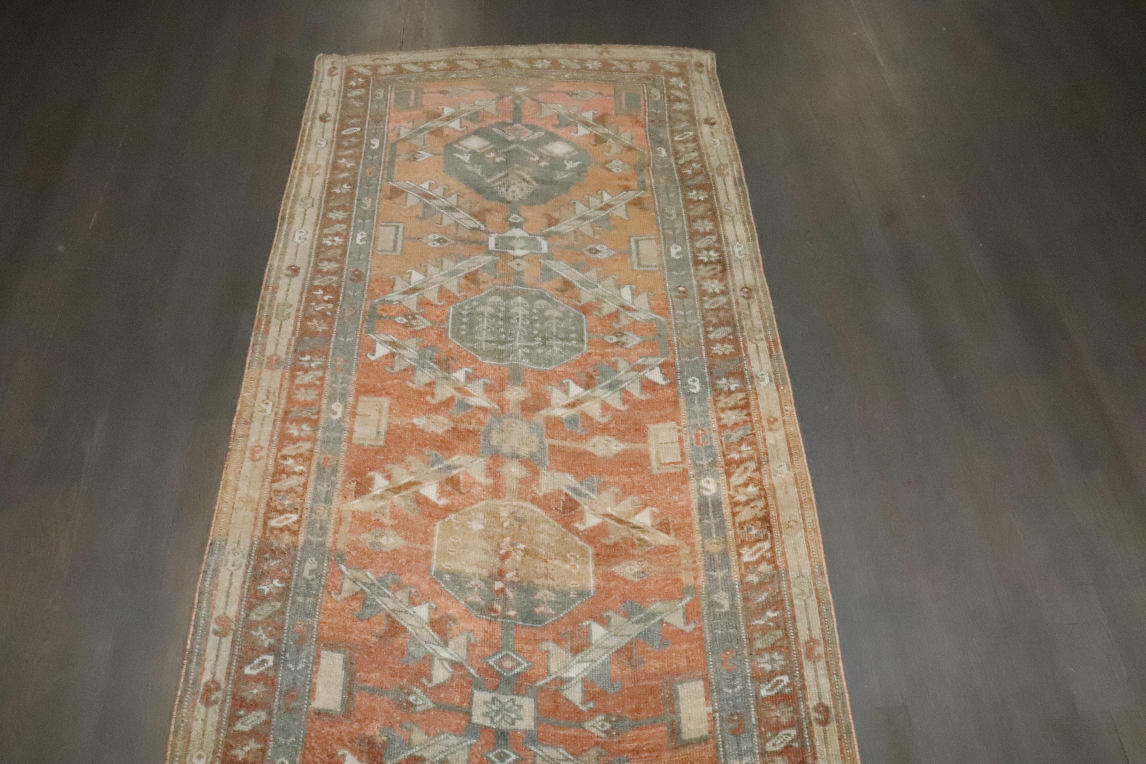 Zabihi Kollektion Apricot Nordwest Persischer Läufer (20. Jahrhundert) im Angebot