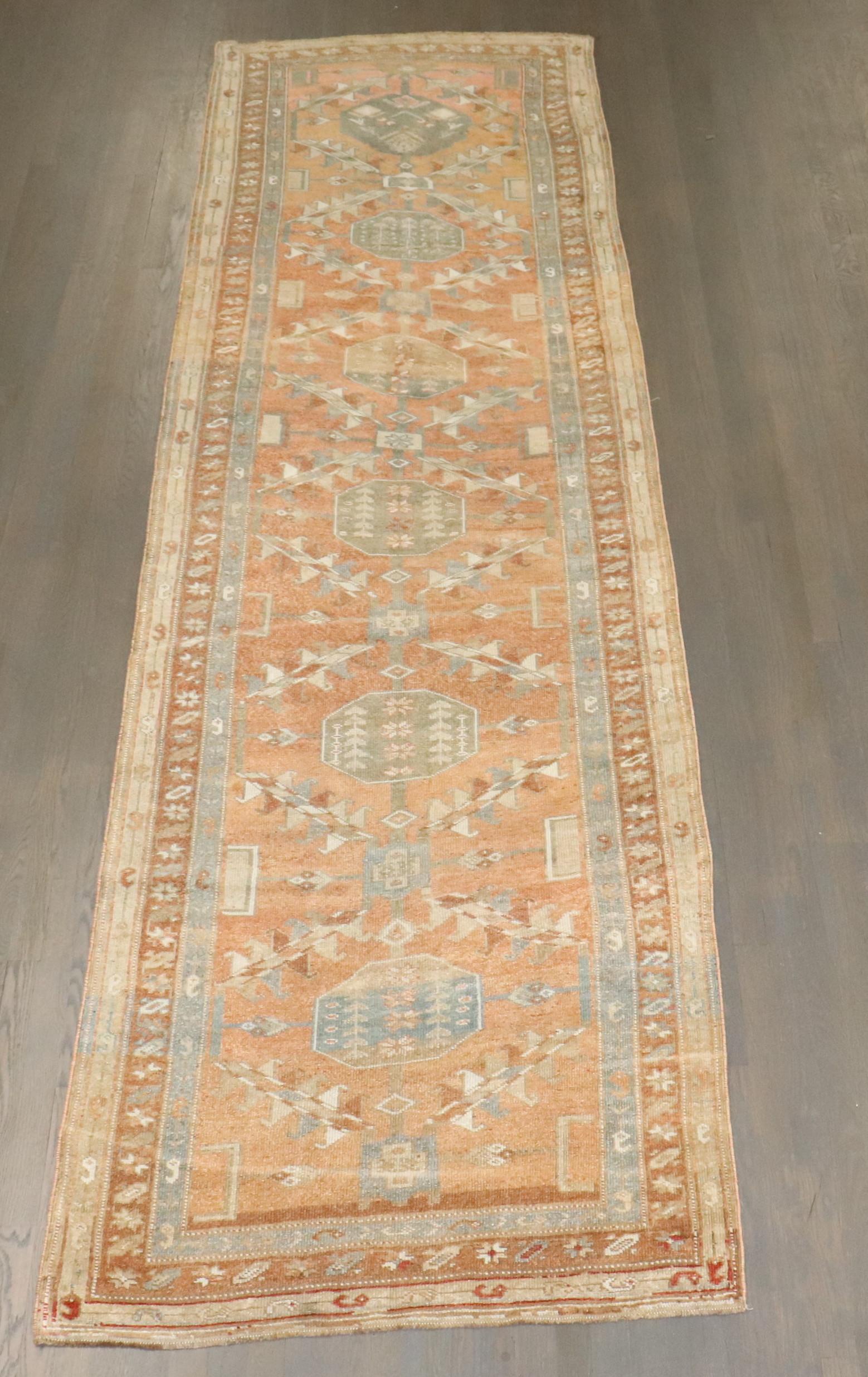 Zabihi Kollektion Apricot Nordwest Persischer Läufer im Angebot 1